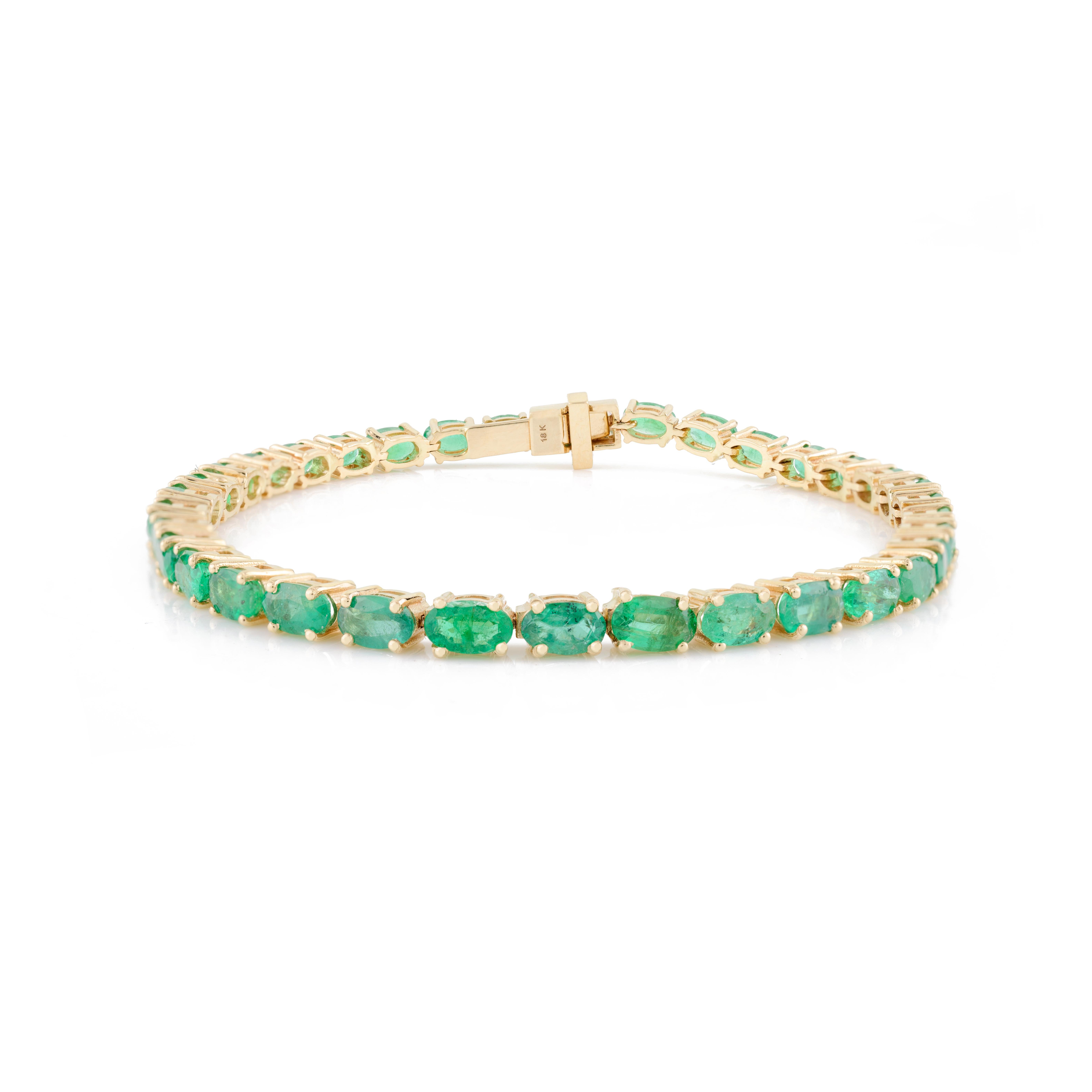 7.9 Carat Oval Emerald Diamond Tennis Bracelet in Solid 18k Yellow Gold In New Condition For Sale In New York, NY