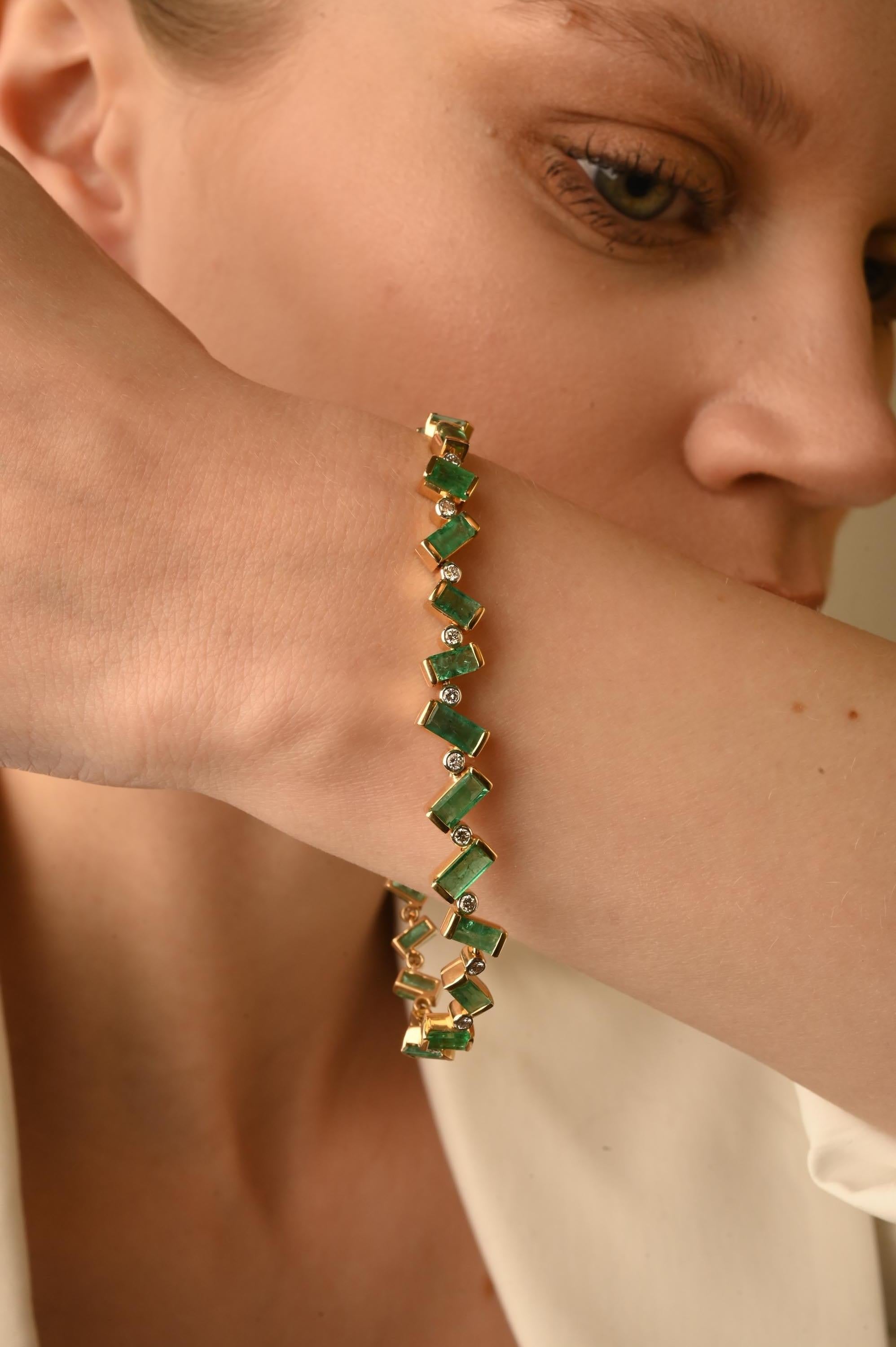 Women's 7.9 Ct Inclined Emerald Diamond Tennis Bracelet in 14K Yellow Gold For Sale