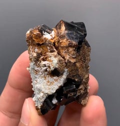 79 Gramm Arrangement aus leuchtenden Vesuvianit-Kristallen auf Matrix aus Pakistan