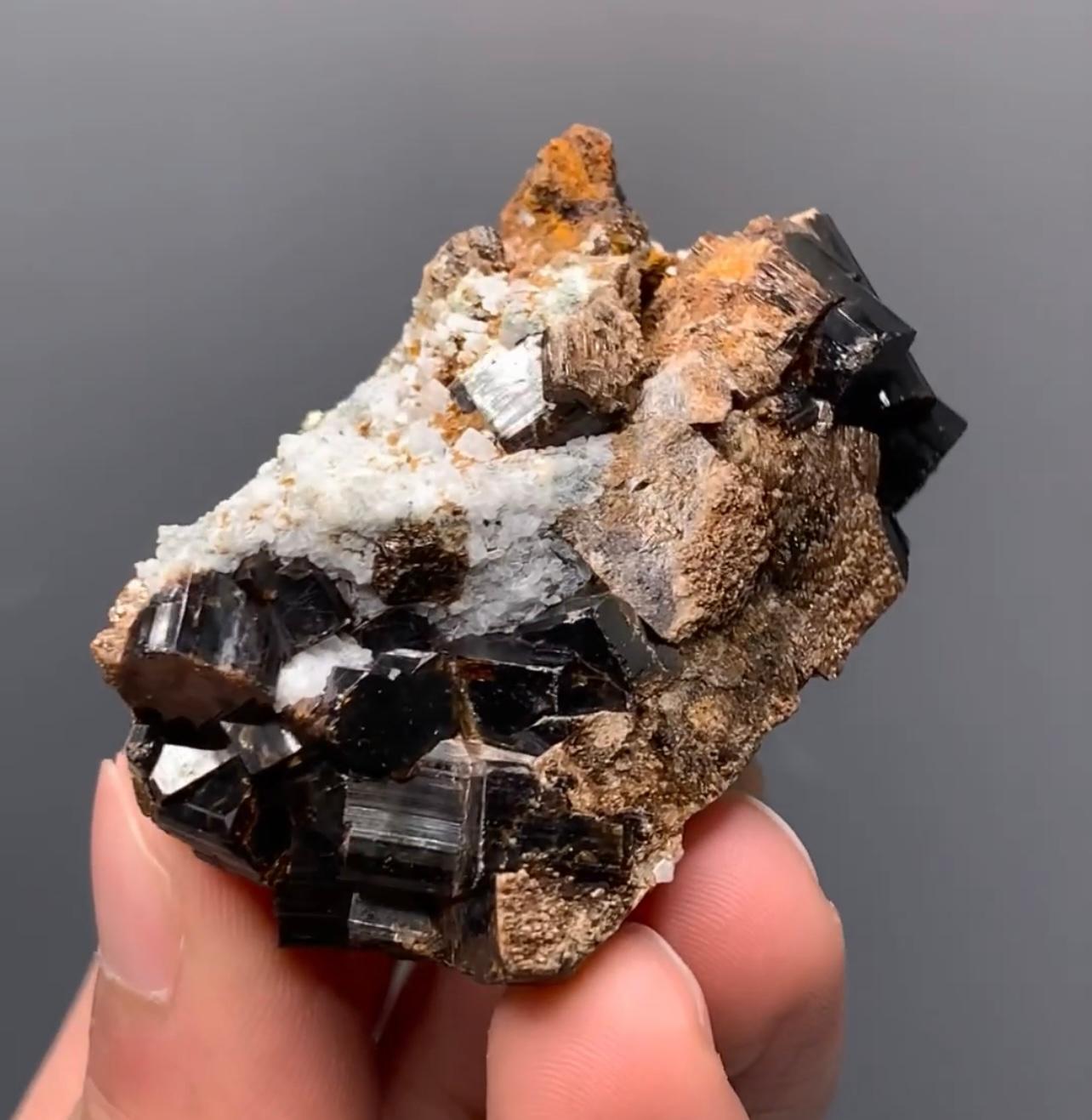 Stile Adam 79 grammi di cristalli di vesuvianite lucida su Matrix dal Pakistan in vendita