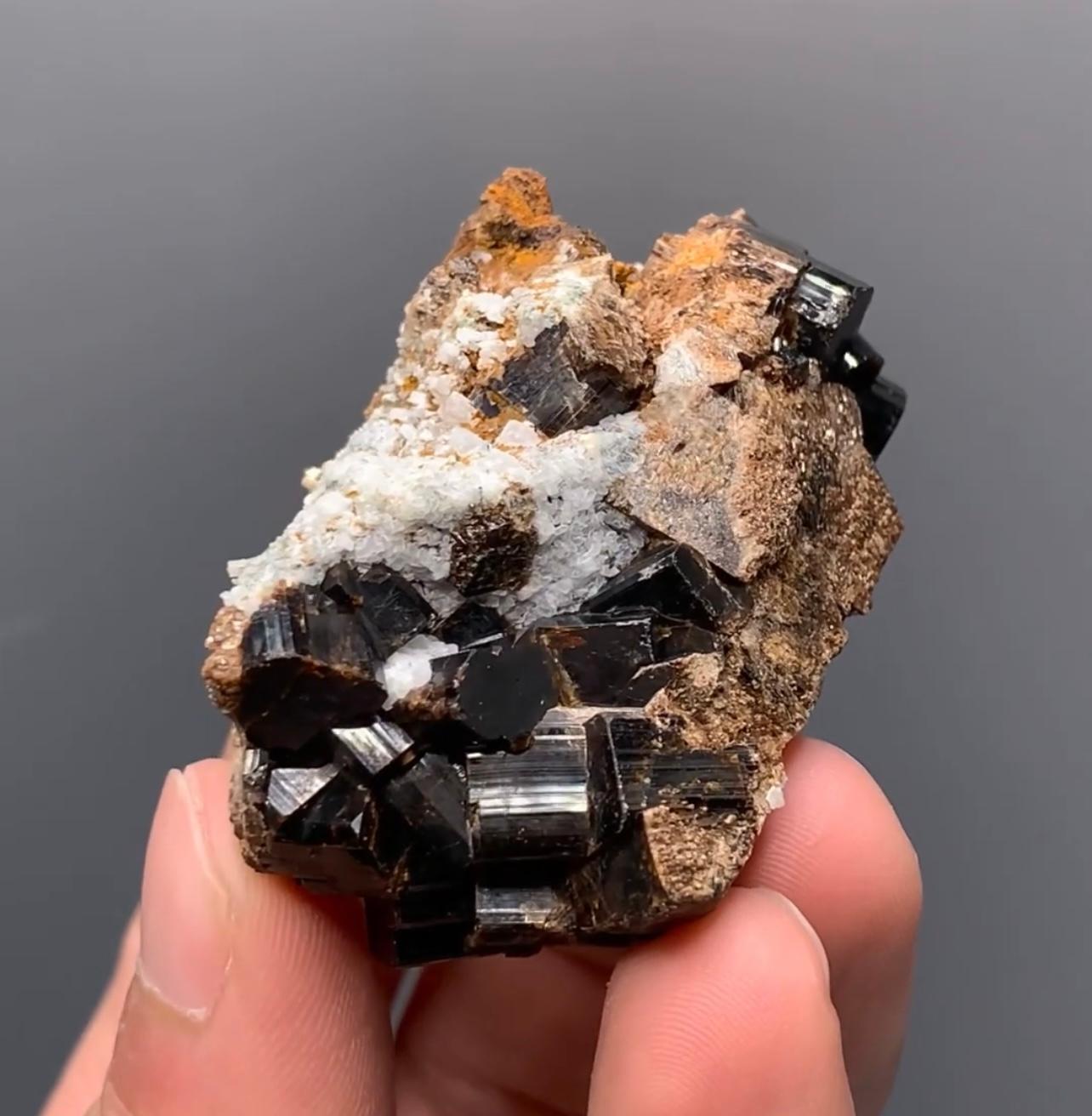 Pakistano 79 grammi di cristalli di vesuvianite lucida su Matrix dal Pakistan in vendita