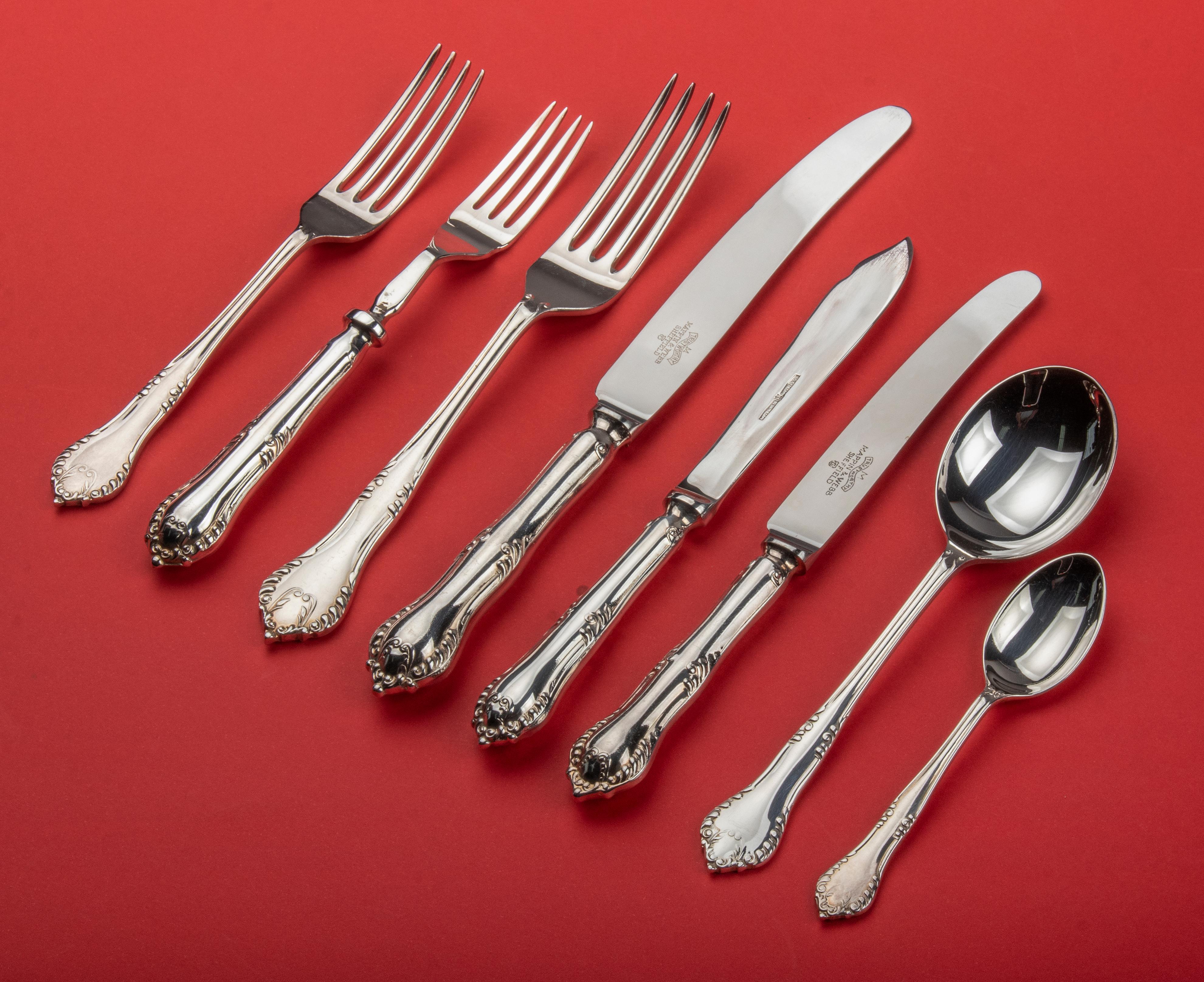 Silver plated tableware for eight persons by the English maker Mappin & Webb. 79 parts in total. The cutlery has an elegant classic design with small decorative edges on the handles. The cutlery is in the original wooden box (original key is