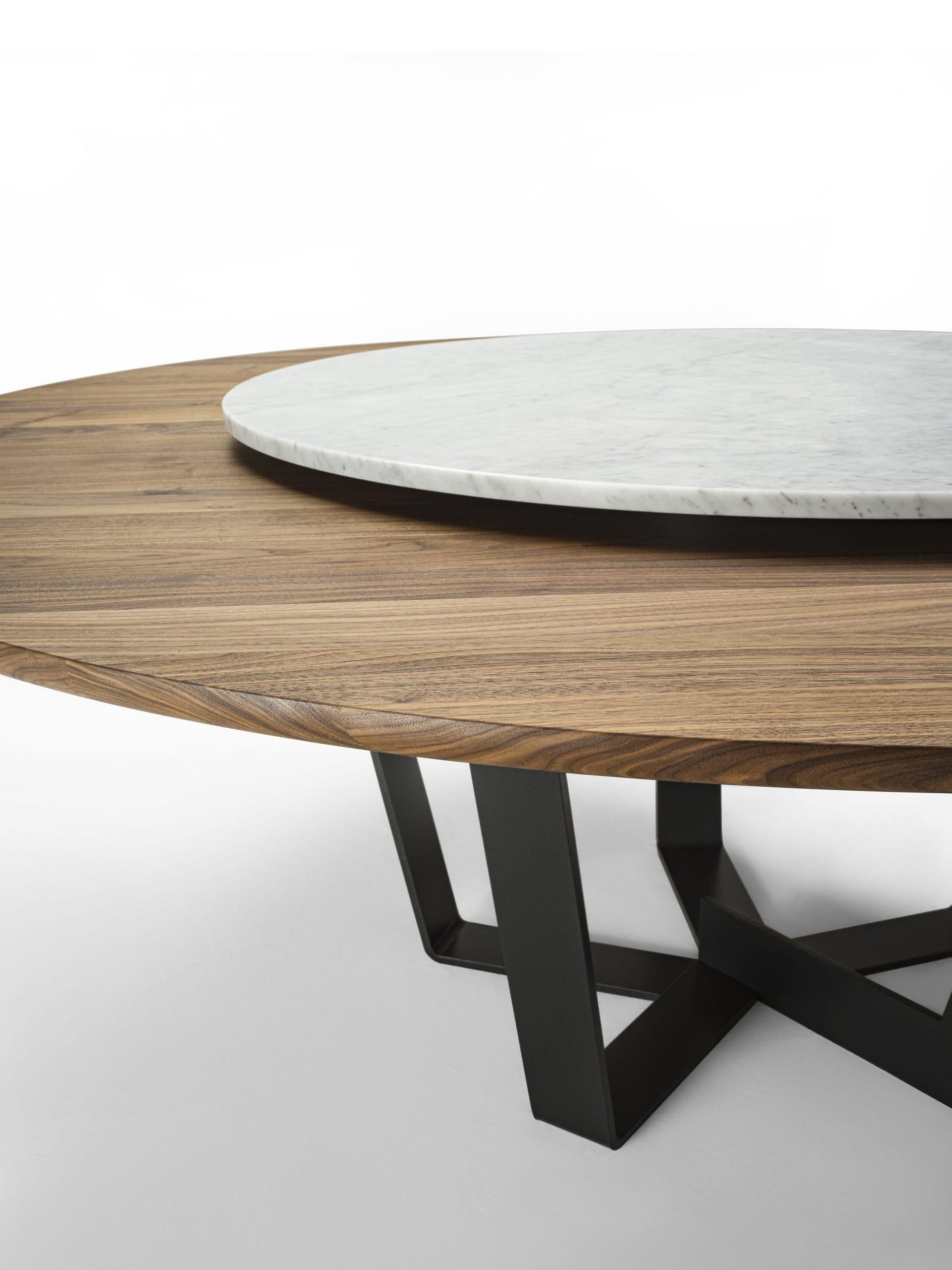 Round table with top in solid walnut with or without knots, equipped with rotating system Lazy Susan in Calacatta marble. The base is in lacquered iron.
Materials and finishes:
Solid Walnut, Calacatta, Iron.
Also avaiable in oak without knots,