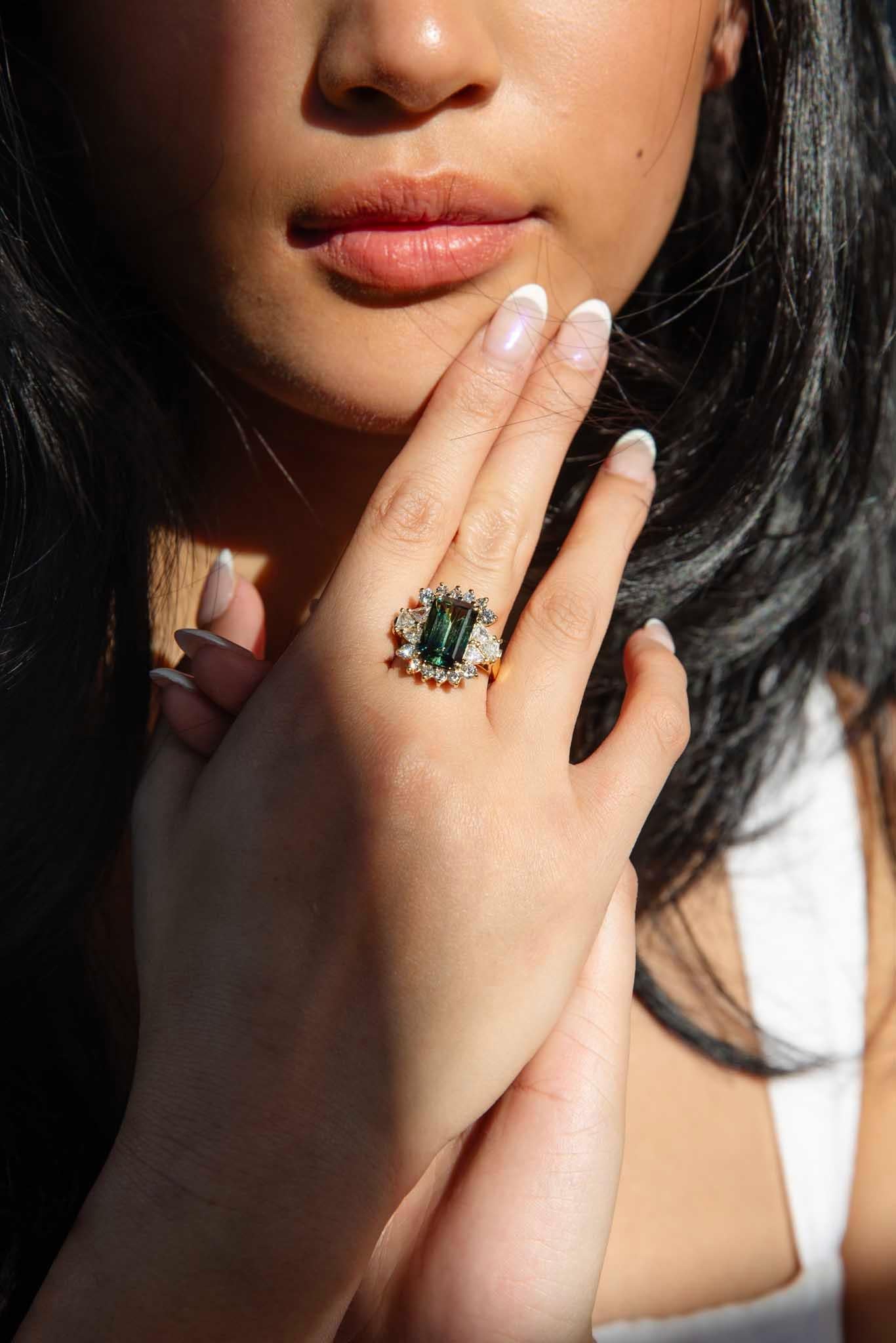 7.90 Carat Emerald Cut Parti Sapphire & Diamond Ring 18 Carat Yellow Gold In Good Condition For Sale In Hamilton, AU