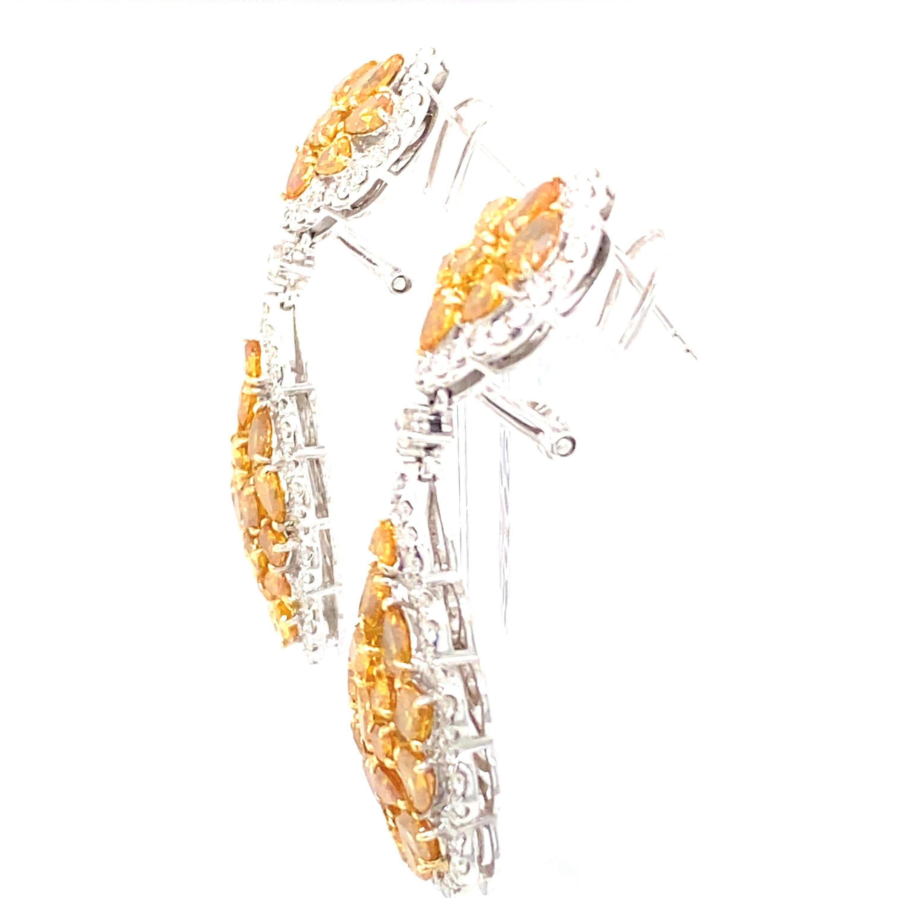 Taille poire Boucles d'oreilles chandelier en or bicolore avec diamants multicolores de 7,90 carats en vente