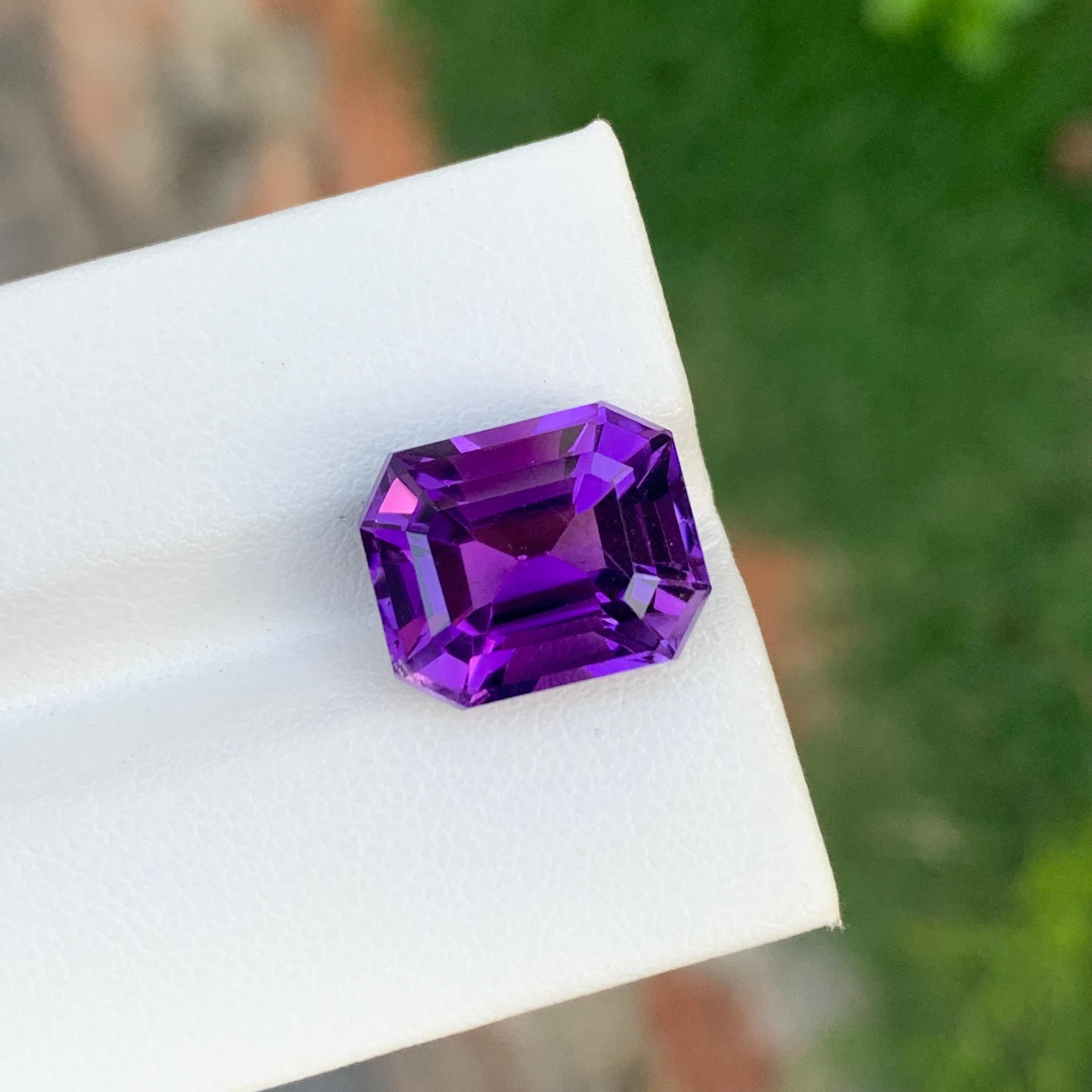 7.90 Carat Natural Loose Amethyst Emerald Shape Gem From Brazilian Mine In New Condition In Peshawar, PK