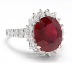 Impressionnante bague en or blanc 14 carats avec rubis rouge naturel de 7,90 carats et diamants