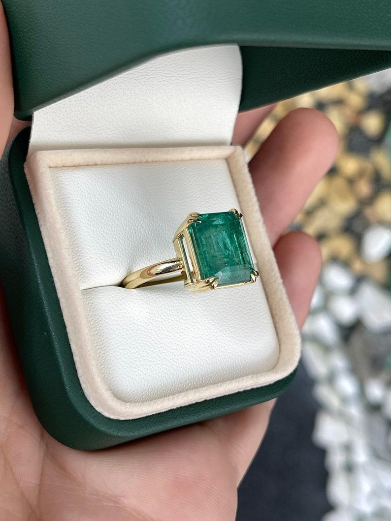 7.90ct Emerald Solitaire Ring - 18K Gold, Earth Mined, Double Claw Prong In New Condition For Sale In Jupiter, FL