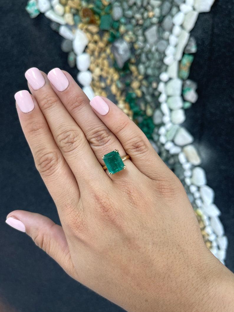 Women's 7.90ct Emerald Solitaire Ring - 18K Gold, Earth Mined, Double Claw Prong For Sale