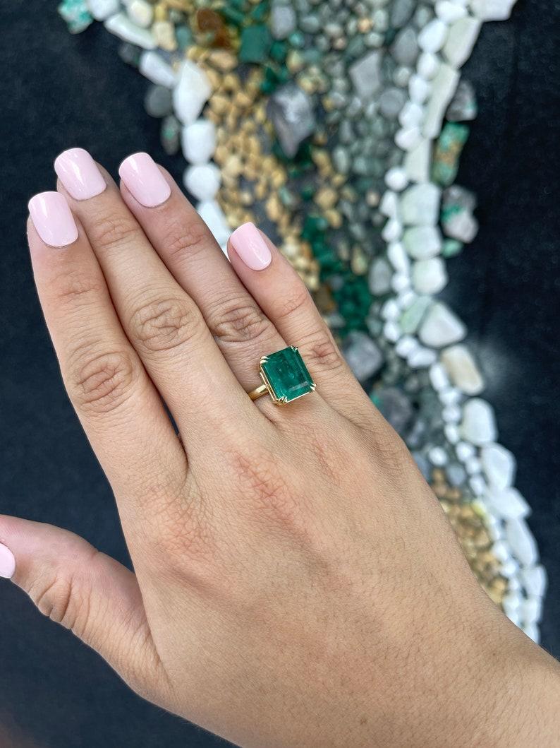 7.90ct Emerald Solitaire Ring - 18K Gold, Earth Mined, Double Claw Prong For Sale 1
