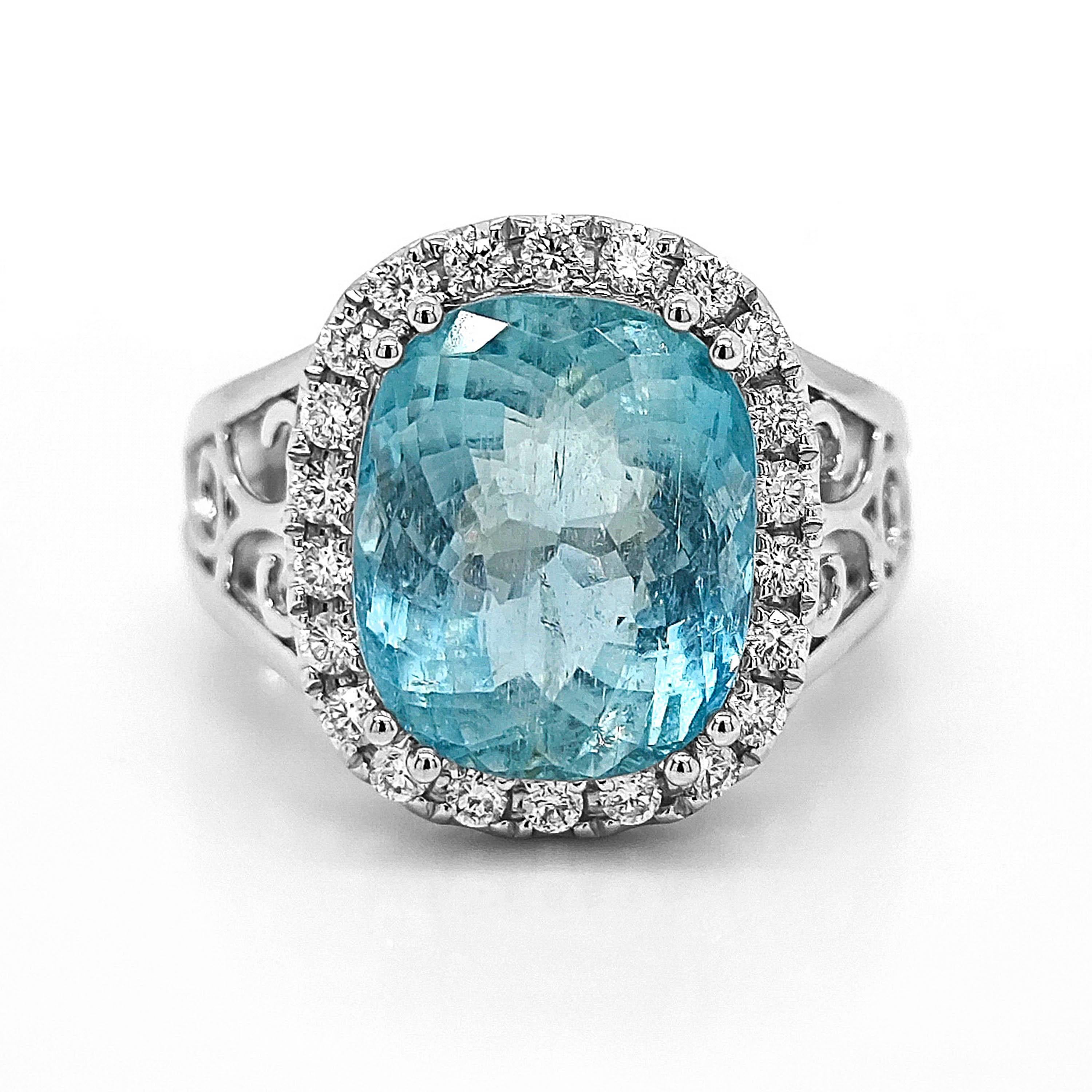 1 Aquamarine Gemstone: 7.49 Carats
22 White Round Diamonds: 0.42 Carats
Metal: 18K White Gold, 6.50 Grams
