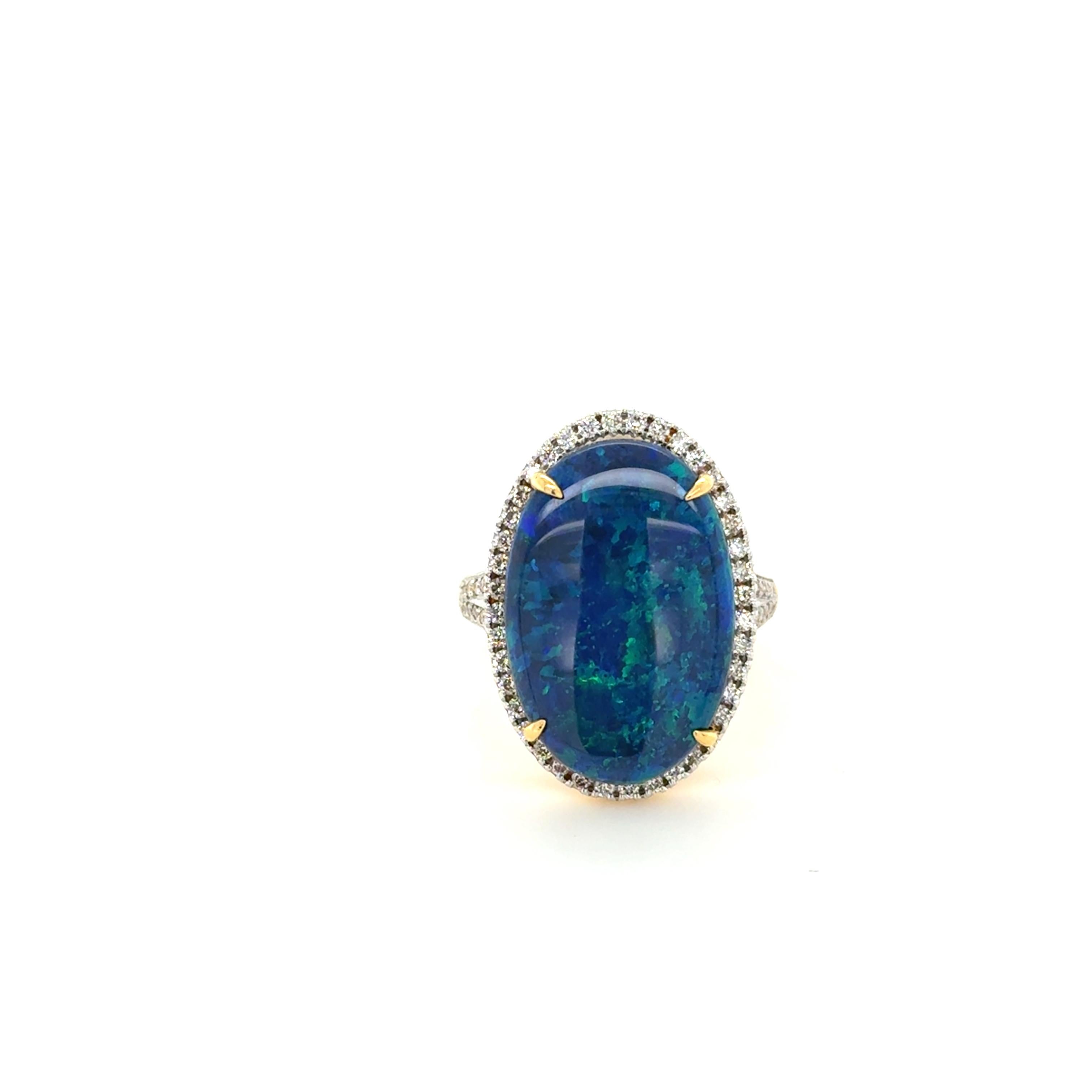 Cette magnifique bague contient une opale noire cabochon ovale pesant environ 7,91 carats entourée de diamants ronds de taille brillant pesant environ 1,00 carat au total. 

Métal : or jaune 18 carats
Taille de l'anneau : 6 1/4
Tampon : 18K 
Poids