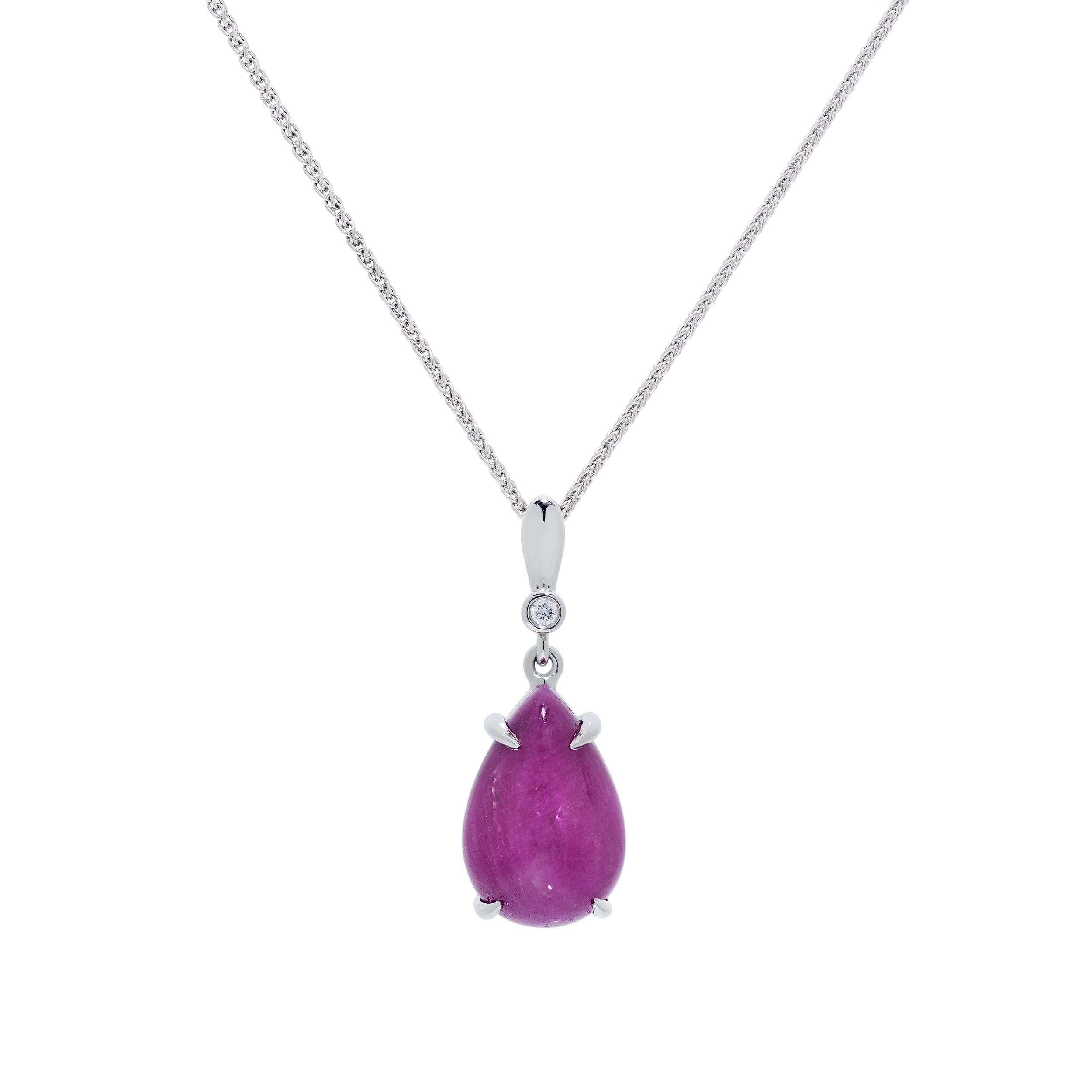 Quel merveilleux ensemble assorti de rubis et de diamants en platine !  

Caractéristiques des pendentifs
     Cabochon de rubis en forme de poire pesant 7.91 Carats
     Diamant accentué pesant 0.20 Carats
     Serti en platine 950
     chaîne en