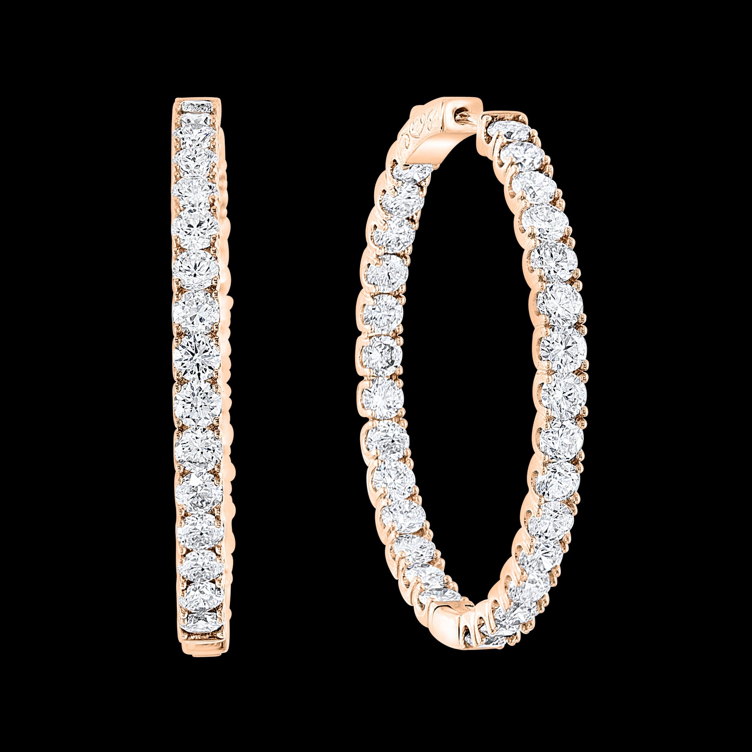 7.92 Karat Diamant Inside Out Hoop Gala Cocktail-Ohrringe In 14 Karat Rose Gold
Ein fabelhaftes Paar Ohrringe mit einer enormen Menge an Aussehen und Funkeln!
Dieses exquisite Paar Ohrringe verfügt über 66 runde Diamanten im Brillantschliff, die von