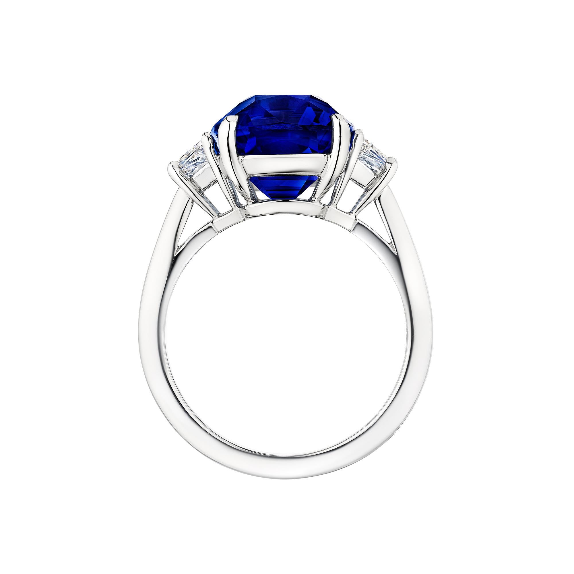 Majestueusement rêveuse, cette bague lumineuse de 7,92 carats de saphir naturel sans chaleur à taille coussin et de diamant en platine faite à la main est destinée à être un héritage durable.  Numéro de certification AGL 1145257.  Le diamant