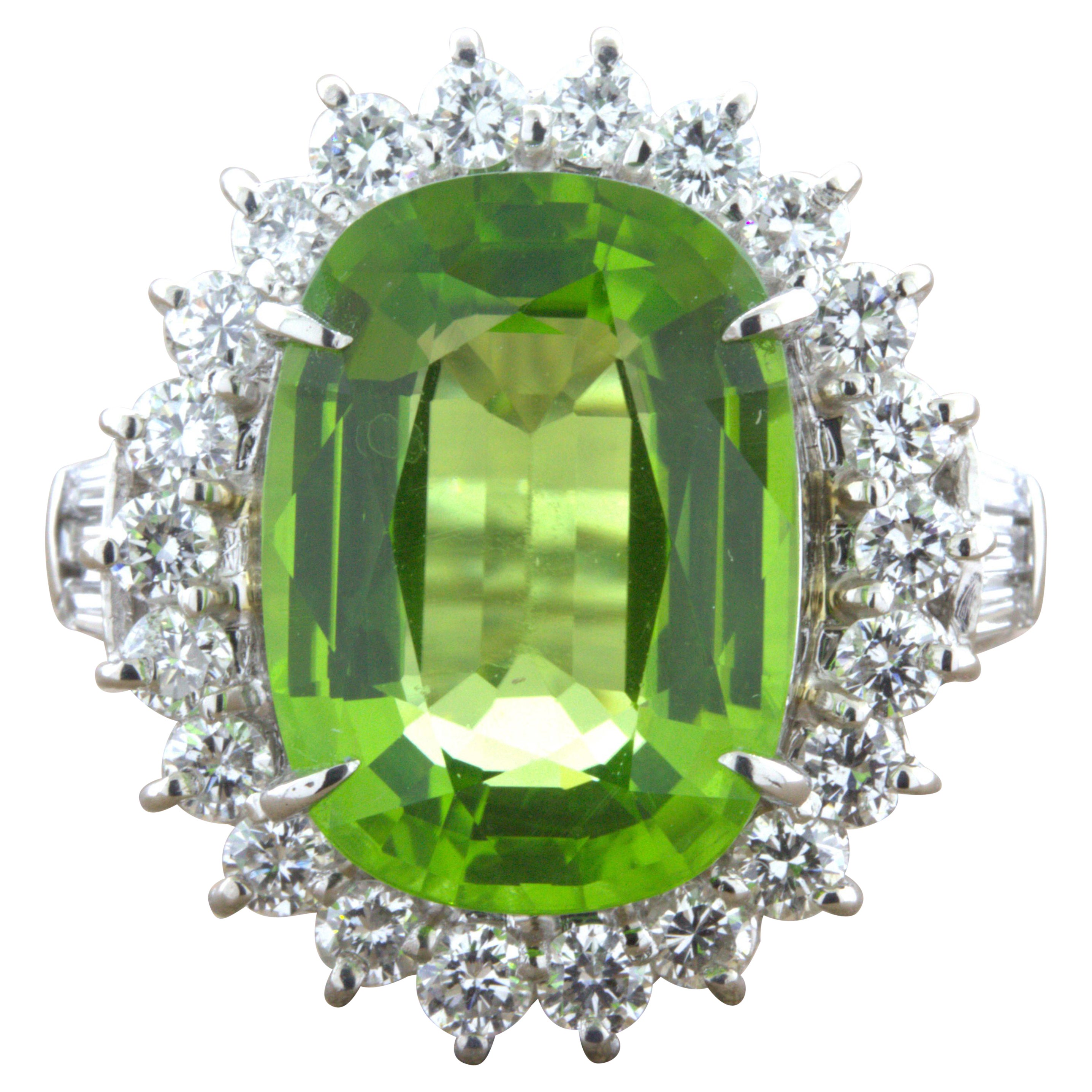 Bague halo en platine avec péridot de 7,92 carats et diamants