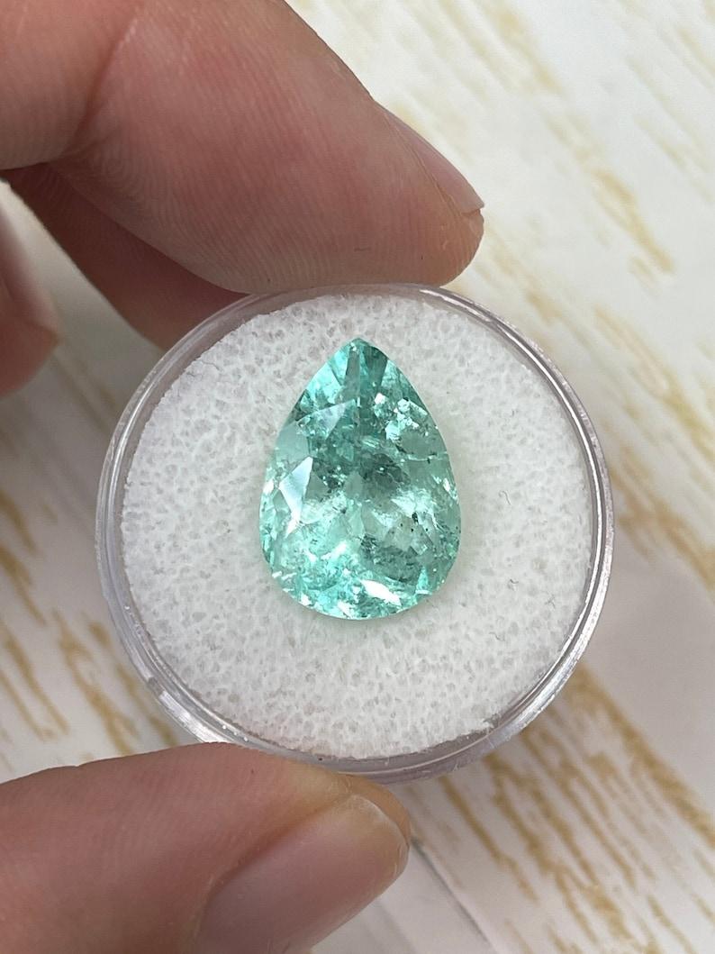 Pierre : Émeraude
Poids : 7,92 carats
Forme : Coupe poire
Clarté : Transparent
Lustre : Très bon
Couleur : vert clair
Dimensions : 15,56 mm x 11,18 mm x 9,16 mm
Origine géographique : Colombie
Traitement : Naturel, huilé

Commentaires : En raison de
