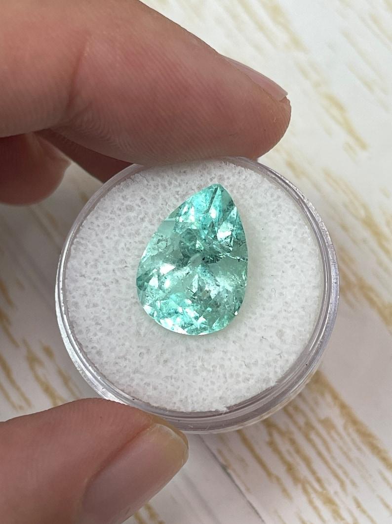 Moderne 7.92 Carat Seafoam Green Colombian Emerald - Pear Cut Light Green Teardrop en vente