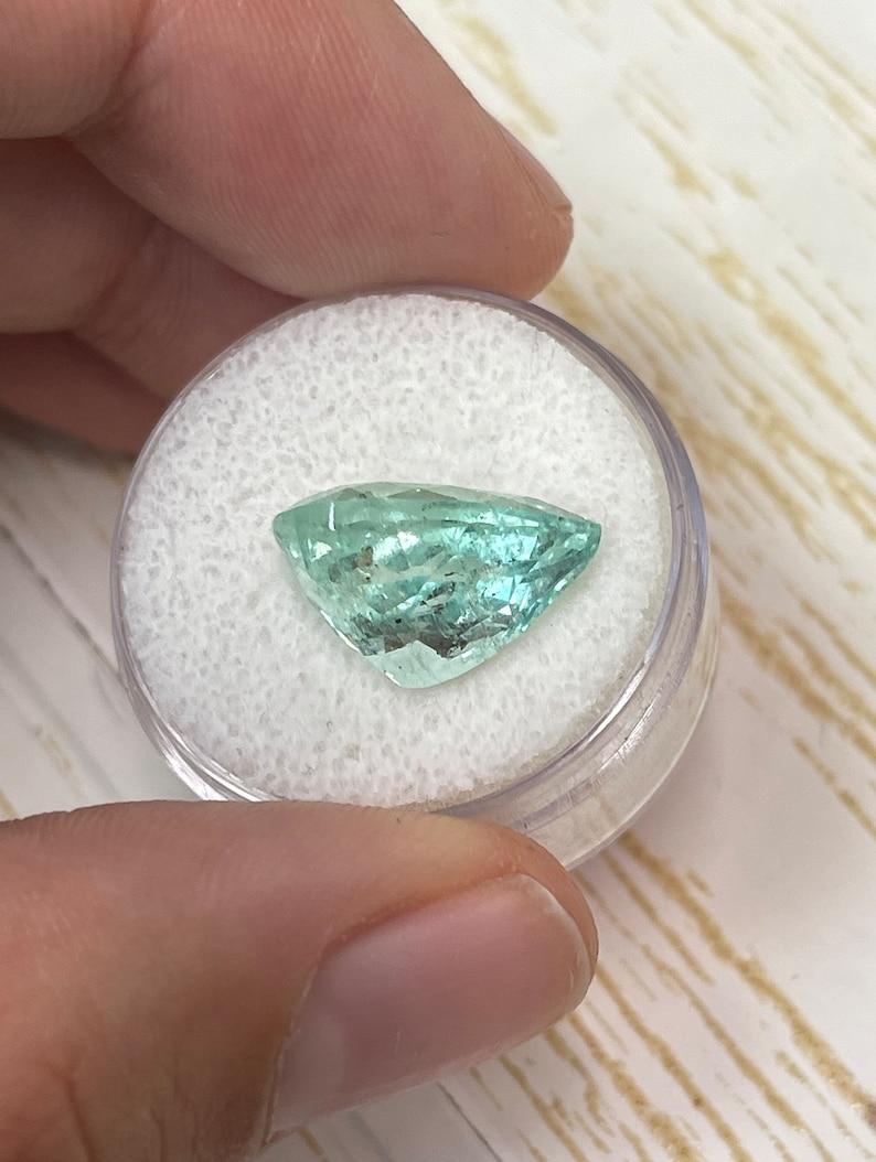7.92 Carat Seafoam Green Colombian Emerald - Pear Cut Light Green Teardrop en vente 1