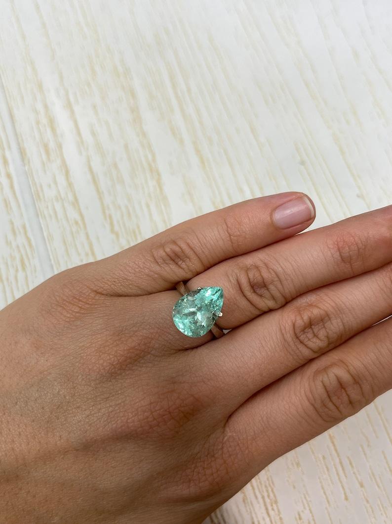 7.92 Carat Seafoam Green Colombian Emerald - Pear Cut Light Green Teardrop en vente 3
