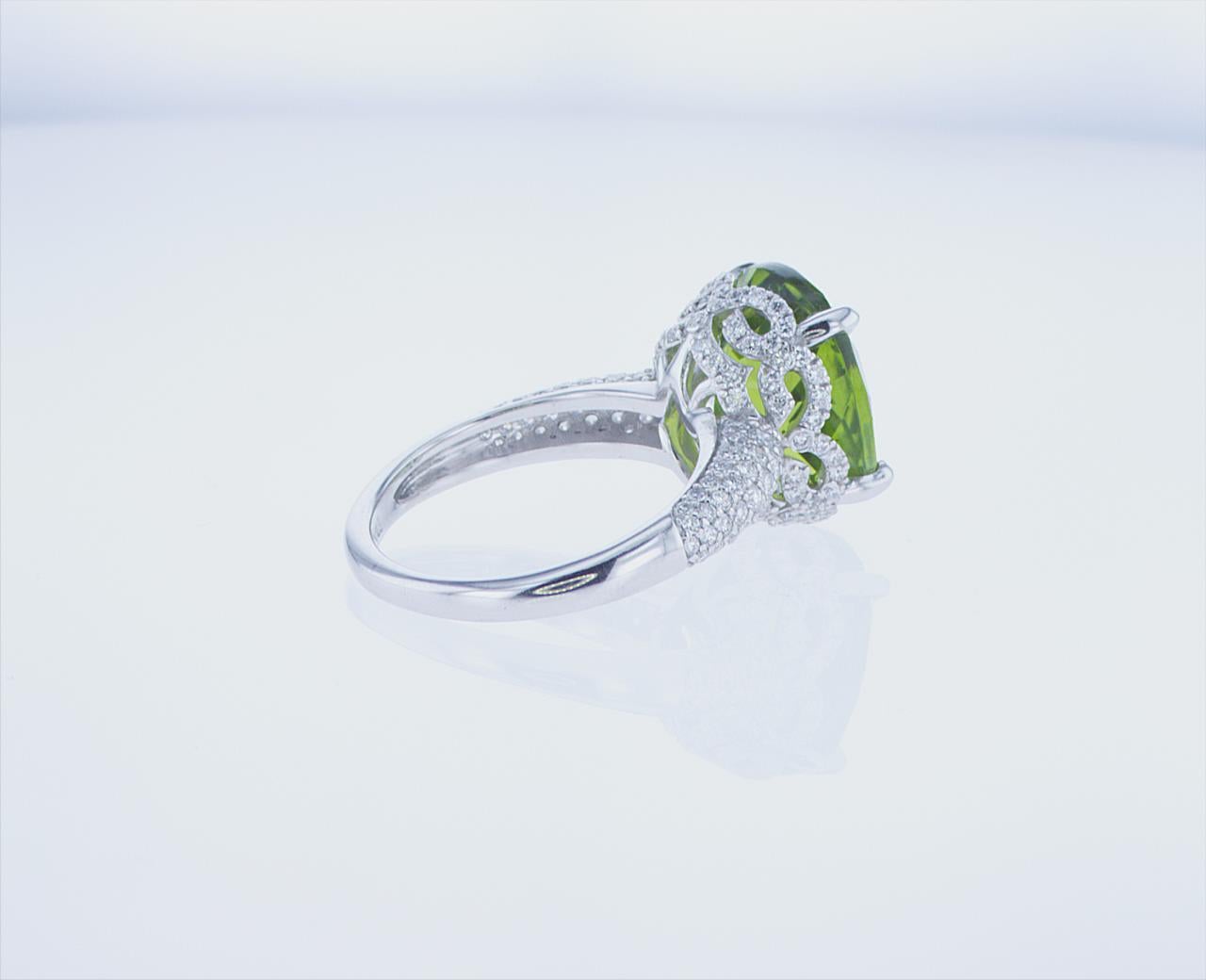 7.93 Carat Oval Peridot Cocktail Ring in 18k White Gold with Palladium In New Condition For Sale In New York, NY