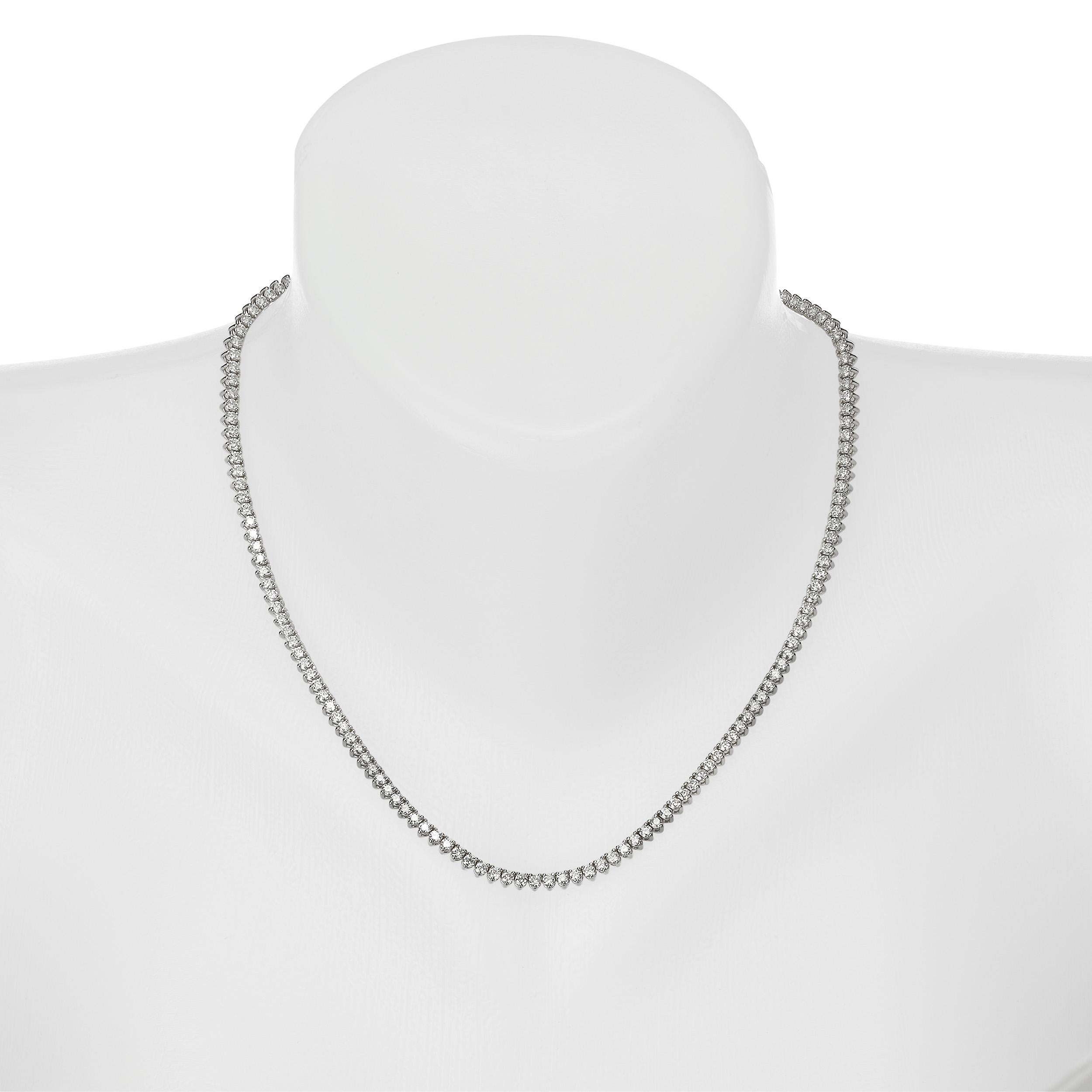 
7,93 carati totali di diamanti di alta qualità a taglio rotondo sono incastonati con precisione artigianale per creare una collana classica e senza tempo. I diamanti sono montati su oro bianco 14K 
Dettagli sul gioiello: 
7,93 Peso totale dei