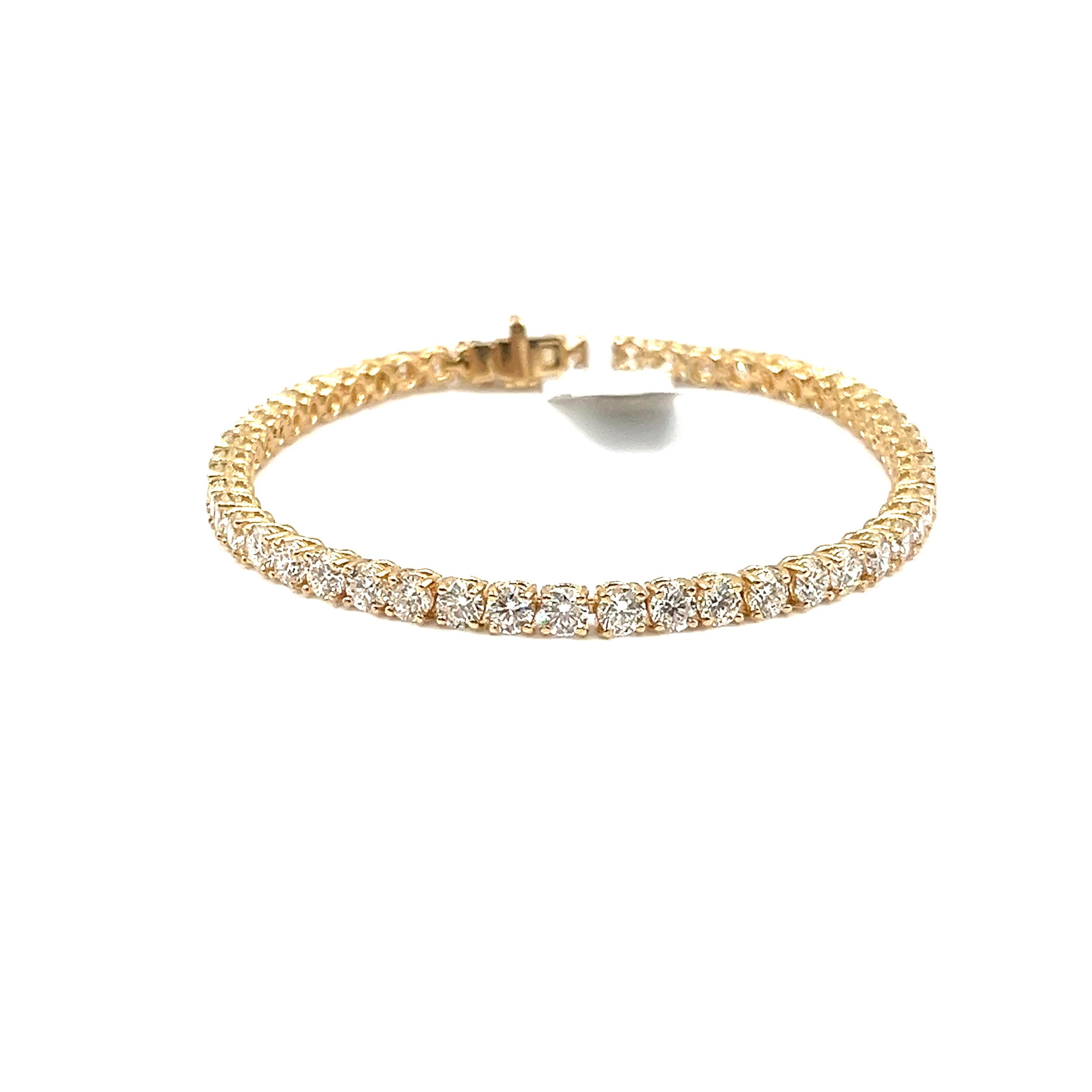 Ce magnifique bracelet de tennis en diamant comporte 52 diamants de couleur E/F et de pureté VS. Enchâssé dans de l'or jaune 18 carats, il s'agit d'un accessoire indispensable à toute garde-robe.