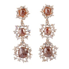 Boucles d'oreilles en or 18 carats avec diamants fantaisie et saphirs baguettes de 7,94 carats