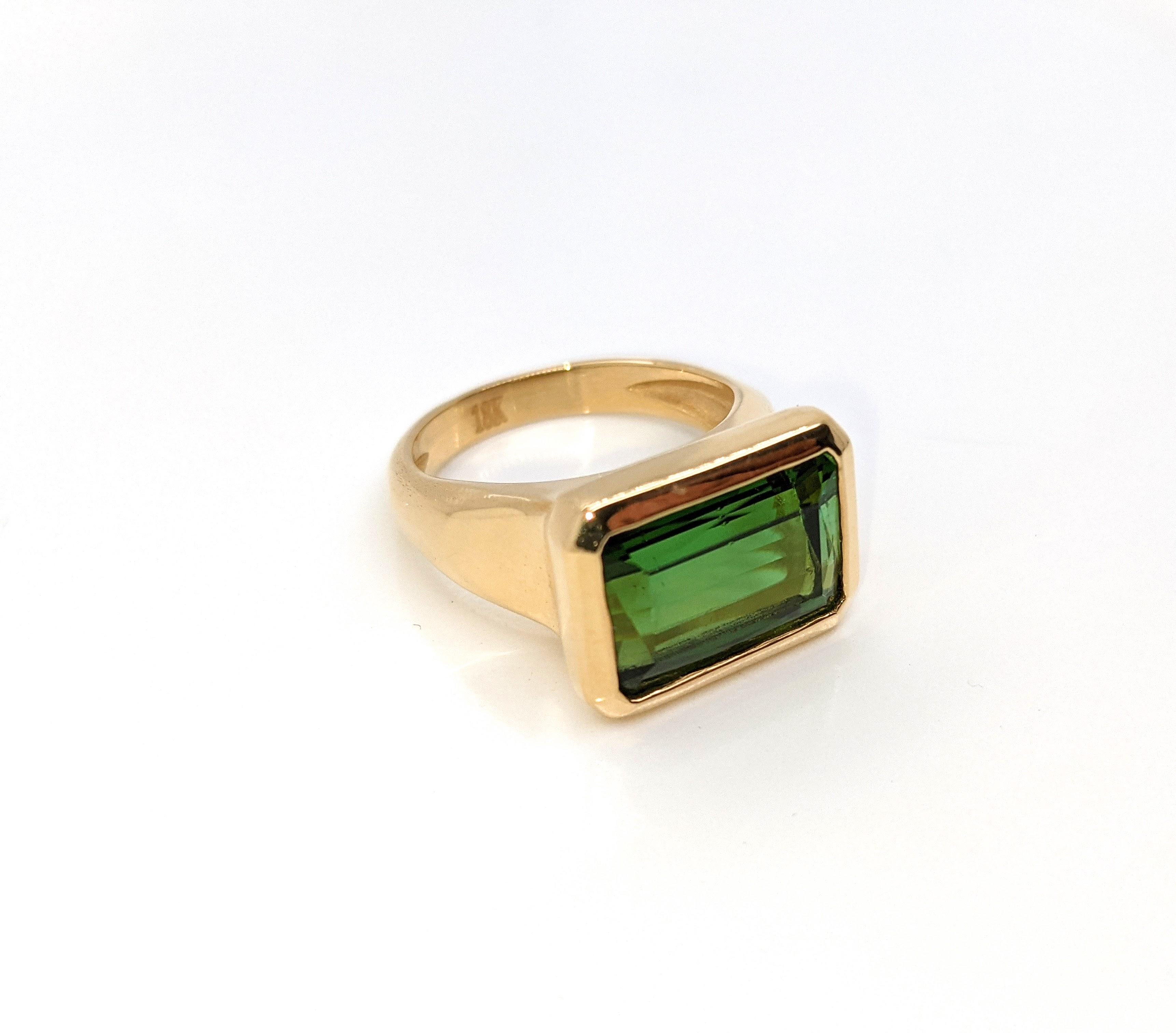 Tormalina verde da 7,94 carati con anello in oro giallo 18 carati.

ricco colore dell'oro giallo 18 carati e una tormalina verde naturale, taglio smeraldo, dal colore intenso e vibrante, il colore della natura, della speranza e della positività.