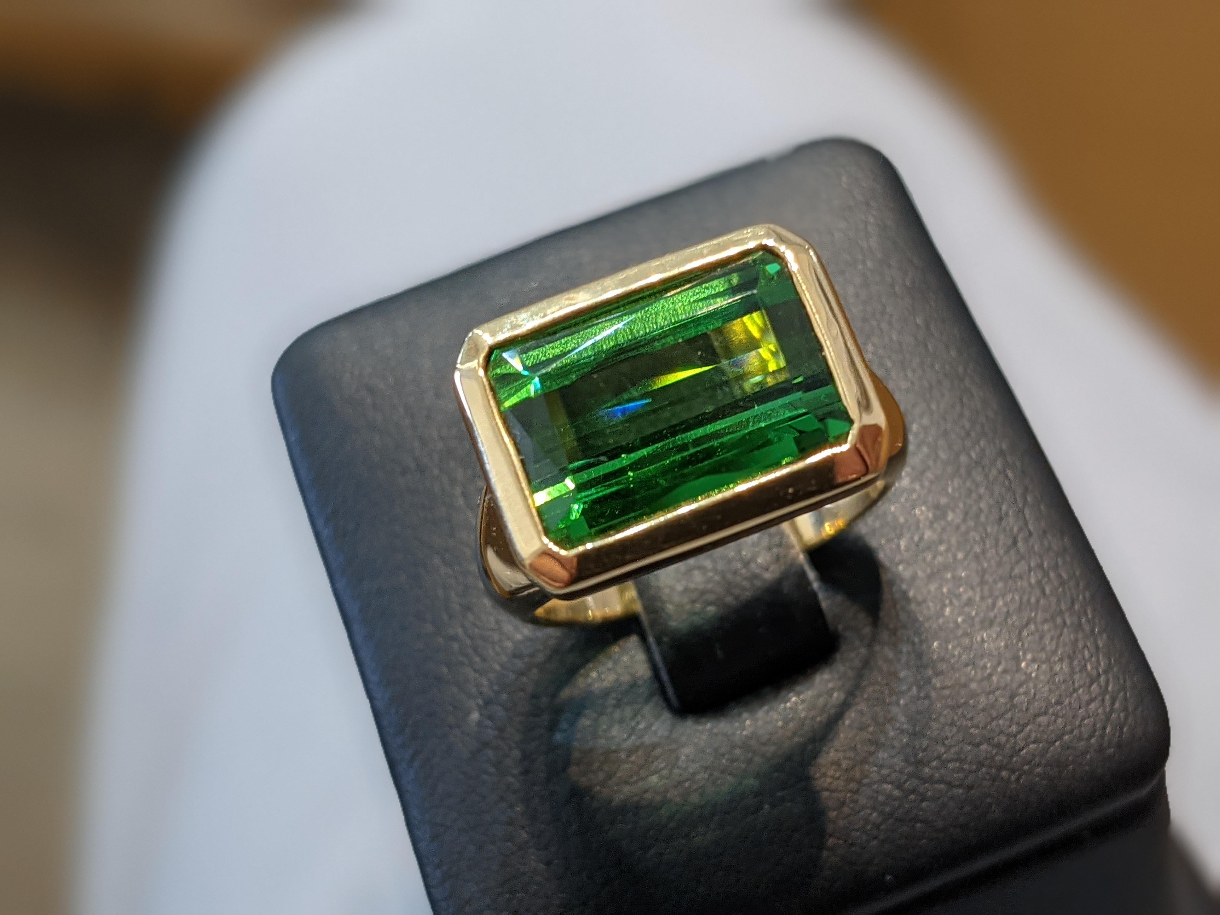 Taglio smeraldo 7,94 carati di Greene & Greene naturale in un anello d'oro giallo 18k in vendita