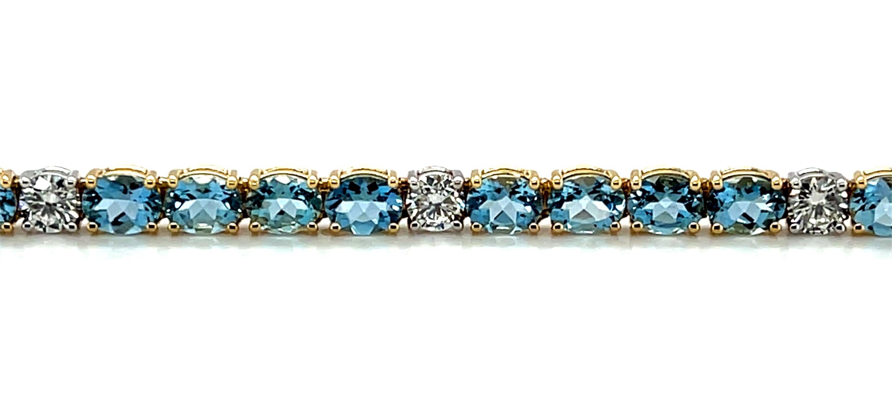Ce superbe bracelet de tennis en aigue-marine et diamant est composé de 7,94 carats d'aigue-marine spectaculaire provenant de la célèbre mine Santa Maria au Brésil et de 1,61 carats de diamants blancs naturels et brillants. Les ovales d'aigue-marine
