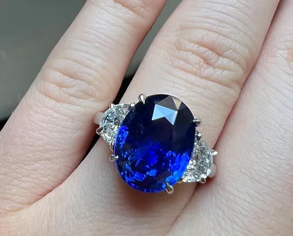 Oval Cut 7.94 CTS Sapphire Oval Ring For Sale
