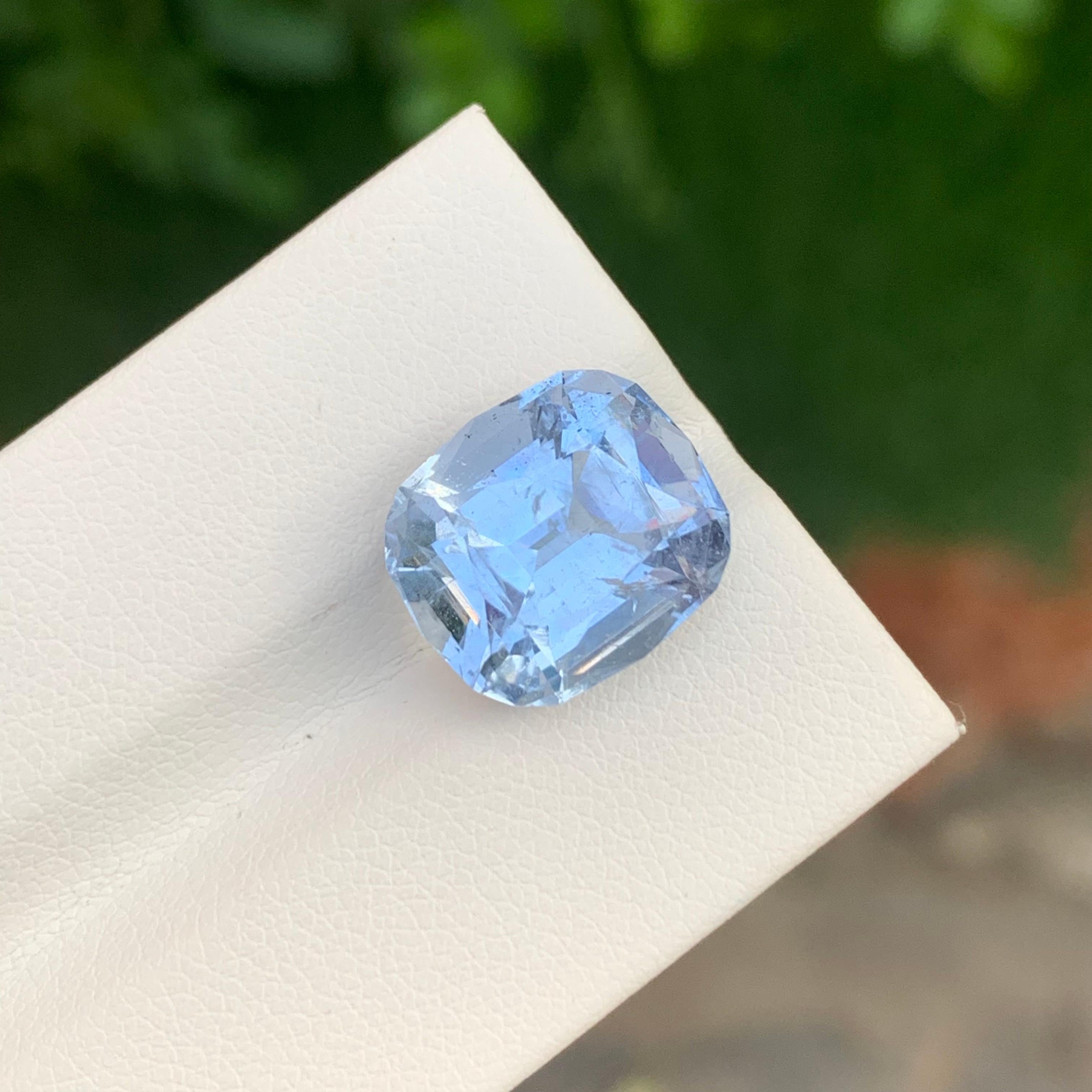 Facettierter Goshenit

Gewicht: 7,95 Karat
Abmessungen: 13,5 x 12 x 8,4 mm
Herkunft: Pakistan
Die Form: Kissen
Farbe: Hellblau
Zertifikat; auf Kundenwunsch
.
Der Goshenit, ein fesselnder und ursprünglicher Edelstein, gehört zur Mineralienfamilie der