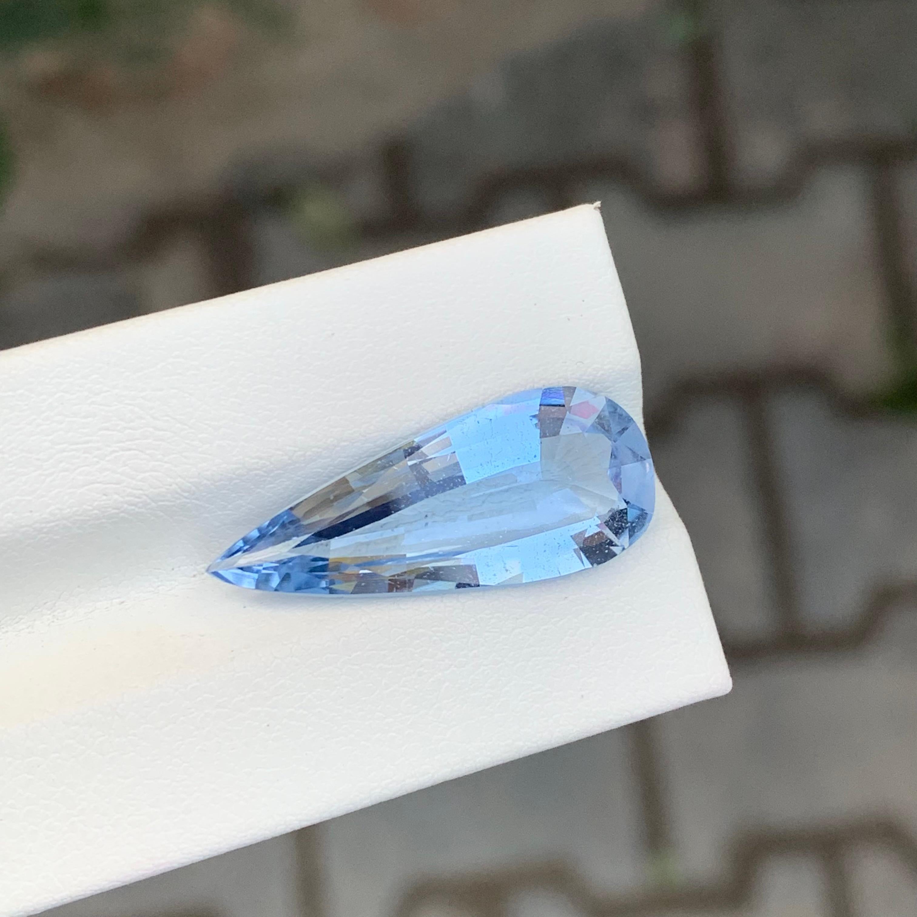 7.95 Carat Gorgeous Loose Aquamarine Goshenite Long Pear Shape Gem In New Condition For Sale In Peshawar, PK