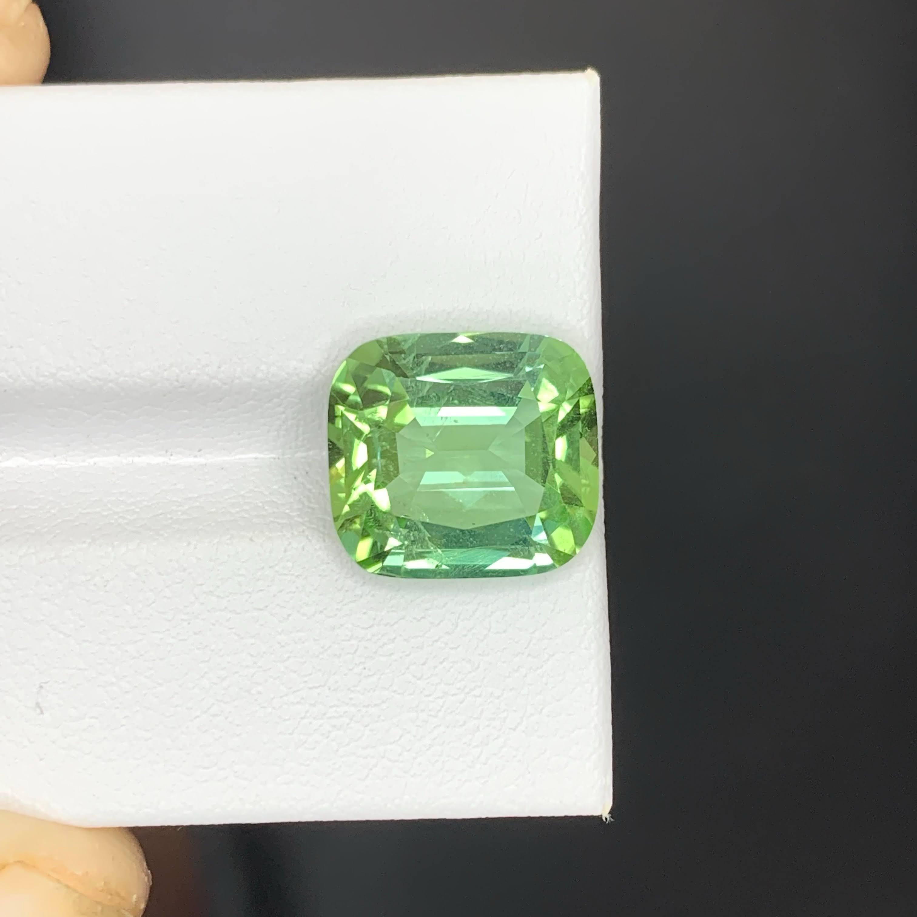 Moderno 7.95 carati di tormalina verde menta naturale sfusa, pietra tagliata a cuscino Gemma afgana in vendita