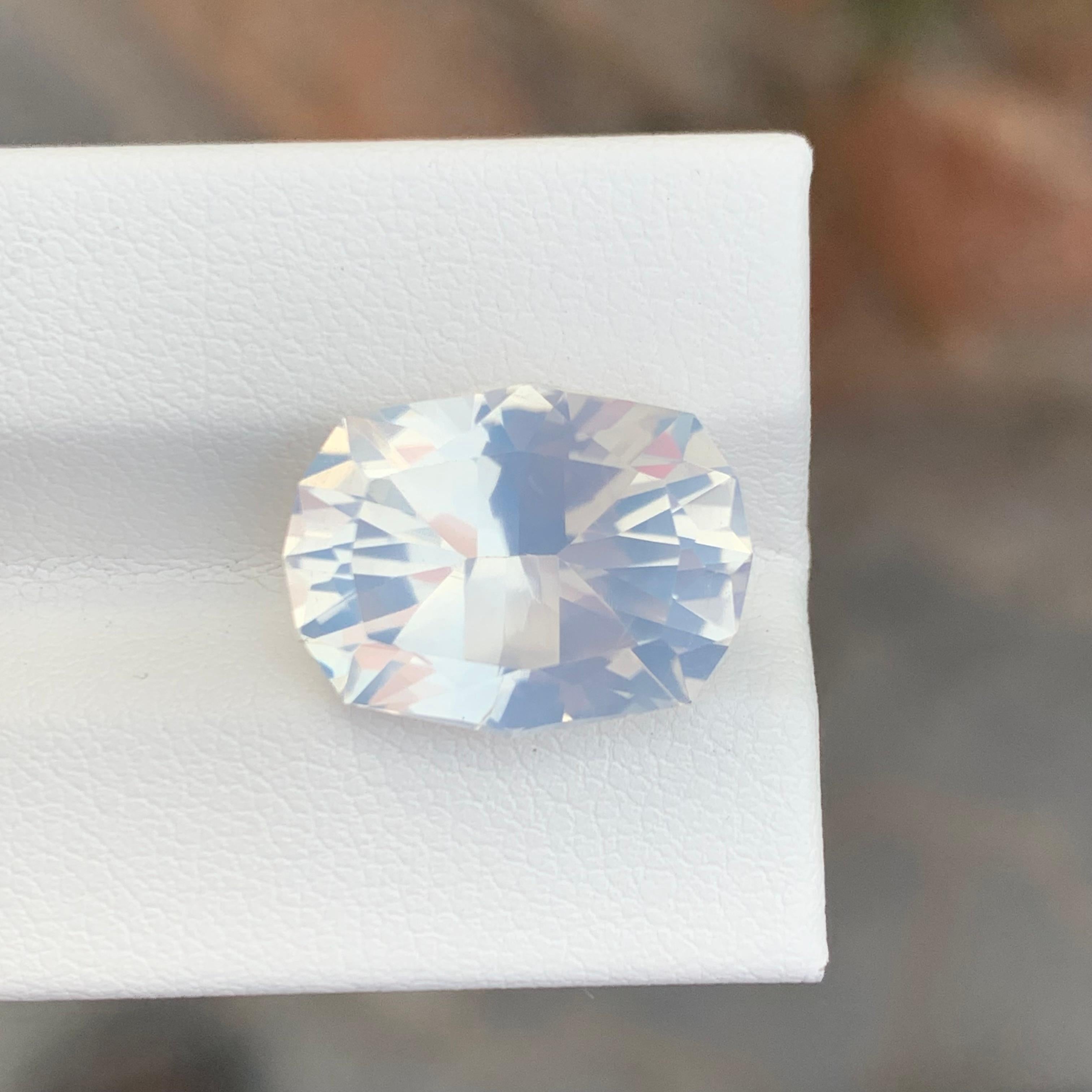 7.95 Carat Natural Loose Moonstone Emerald Cut Gemstone In New Condition For Sale In Peshawar, PK