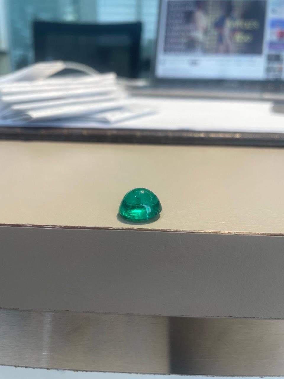 Dieser exquisite ovale Cabochon von 7,95 Karat ist ein wahres Zeugnis für die Schönheit und Eleganz der Natur. Seine glatte, abgerundete Form, die typisch für den Cabochon-Schliff ist, besticht durch einen einzigartigen, sanften Glanz, der seine