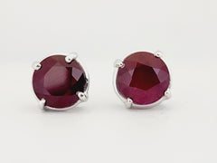 7,95 Karat Rubin-Ohrstecker aus 14 Karat Weißgold