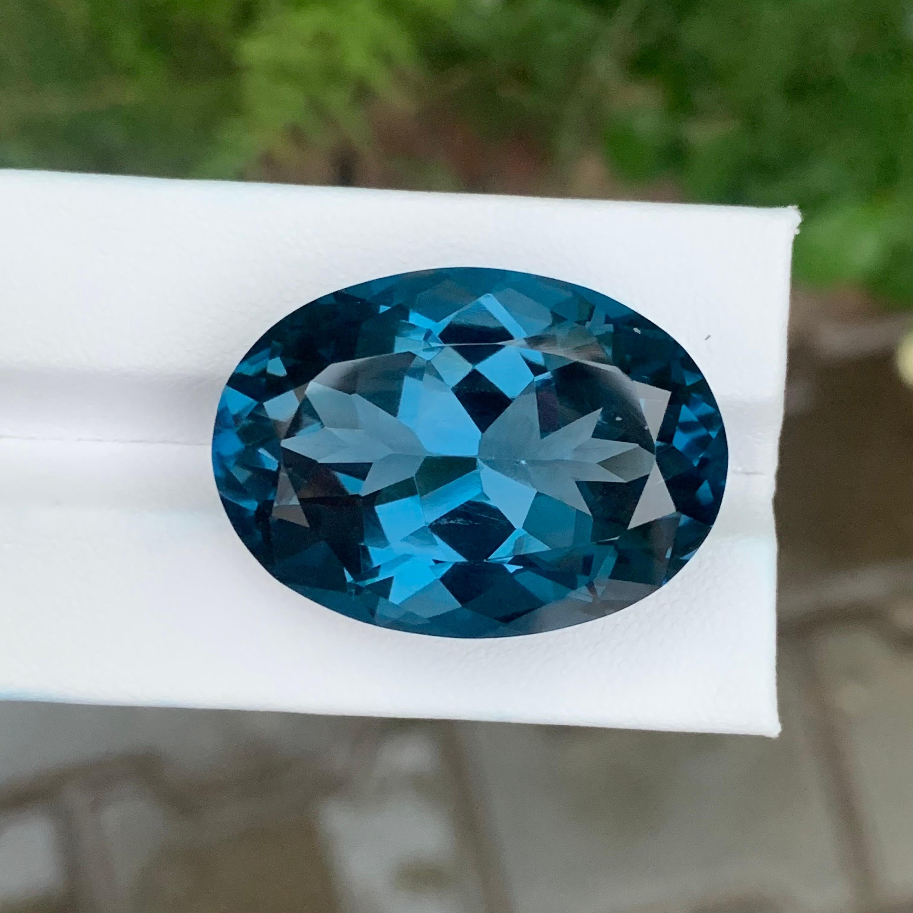 79,50 Karat Natürlicher loser Londoner Blautopas Ovalform Edelstein im Angebot 1