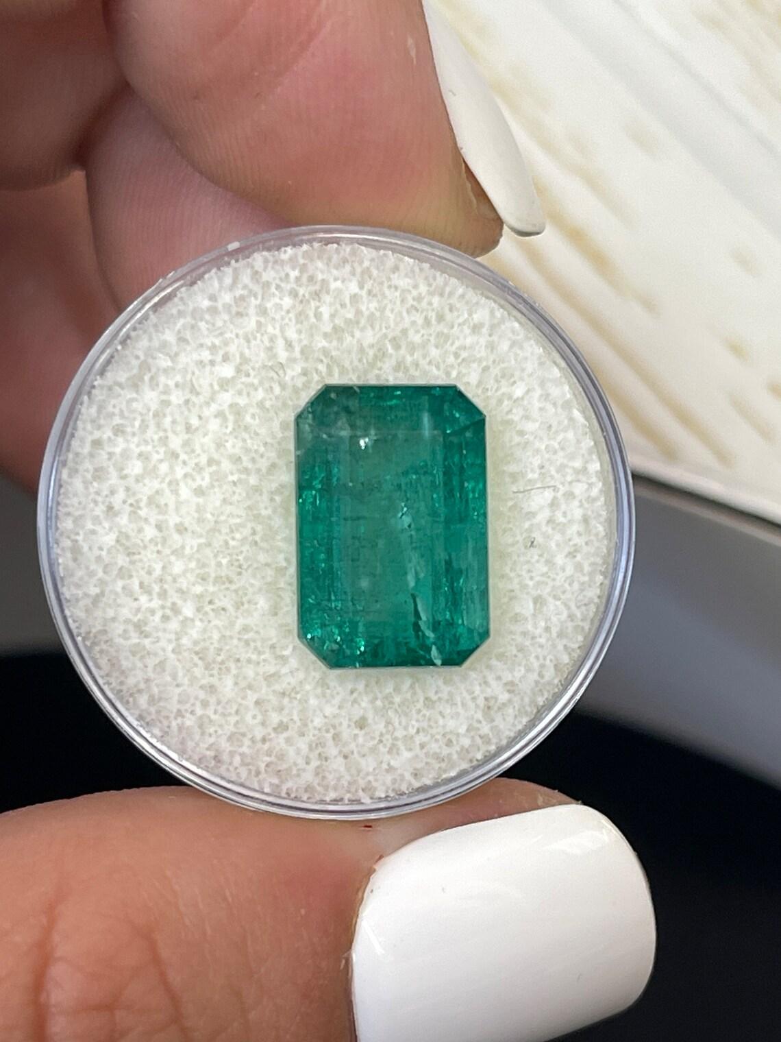 Stein: Smaragd
Gewicht: 7,96 Karat
Form: Smaragd-Schliff
Klarheit: Transparent
Lüster: Sehr gut
Farbe: Bläulich Grün
Abmessungen: 13,71 mm x 9,30 mm x 7,44 mm
Geografische Herkunft: Sambia
Behandlung: Natürlich, Ölen

Anmerkungen: Aufgrund der