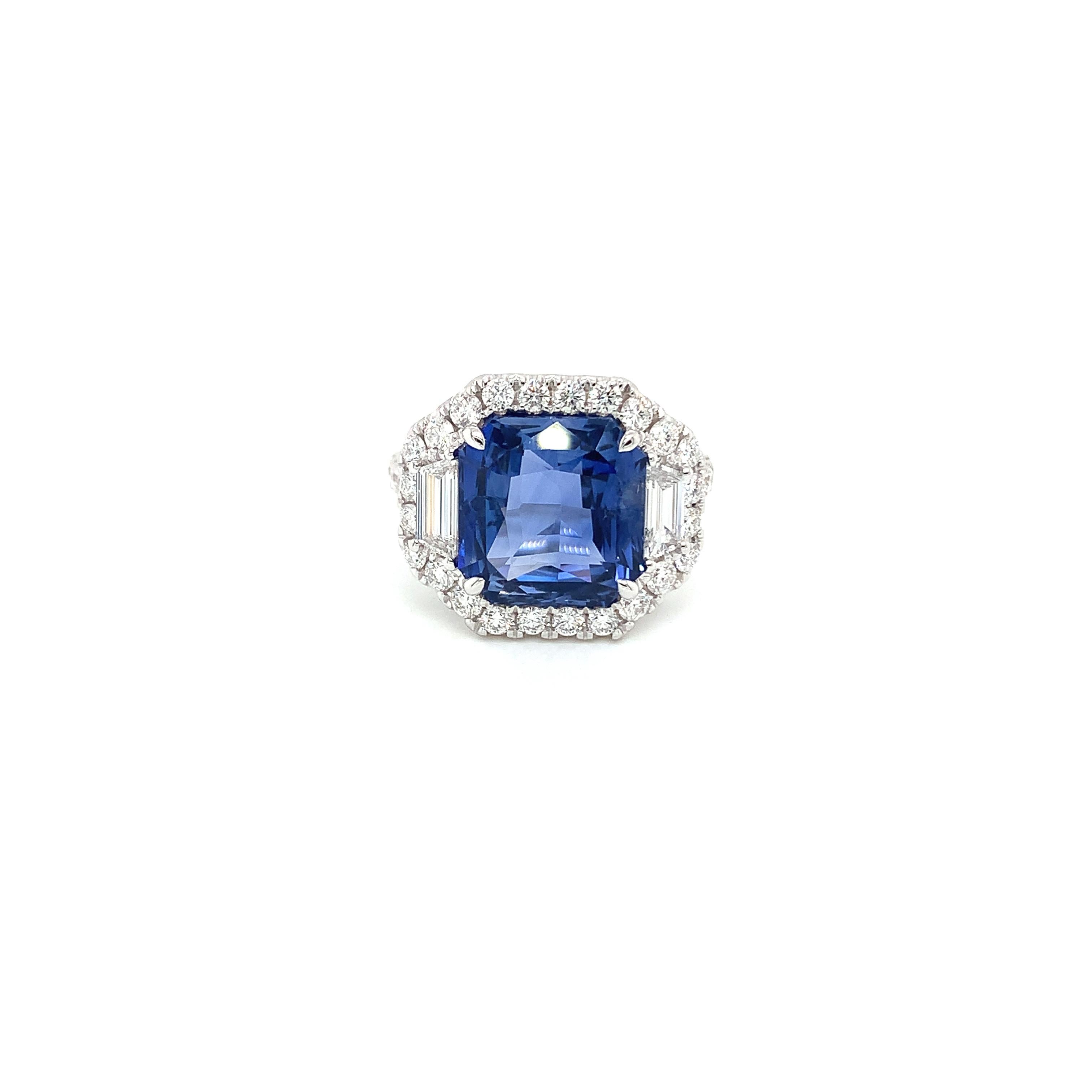 Blauer Smaragdschliff-Saphir mit einem Gewicht von 7,96 Karat
Messung (10,8x10,6) mm
34 runde Diamanten mit einem Gewicht von 0,88 Karat.
Zwei trapezförmige Diamanten mit einem Gewicht von 0,38 Karat
Messung (6,02x2,37) mm
Ring aus 18 Karat