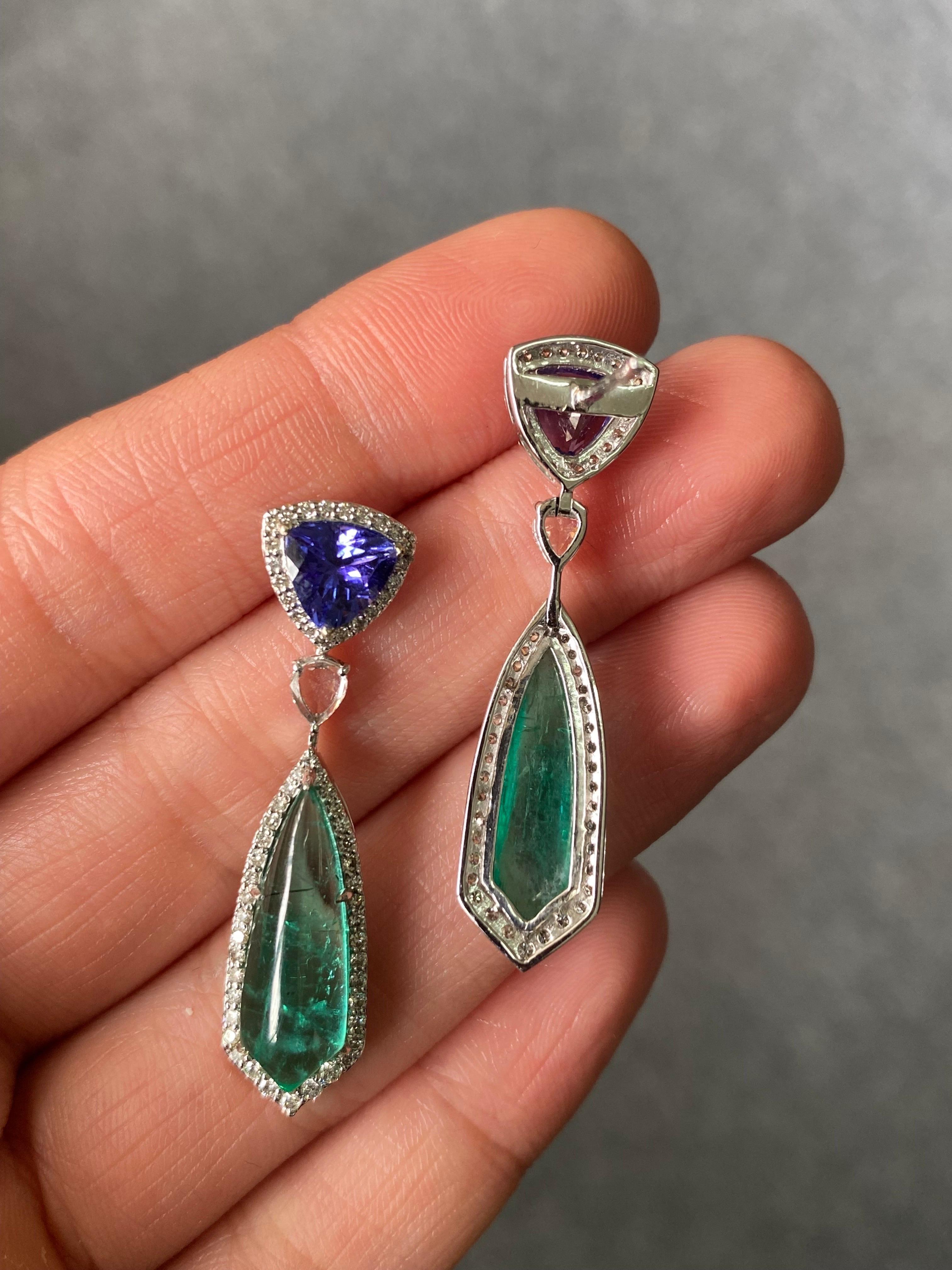 Moderne Pendants d'oreilles en meraude de 7,96 carats, tanzanite de 2,04 carats et diamants en vente