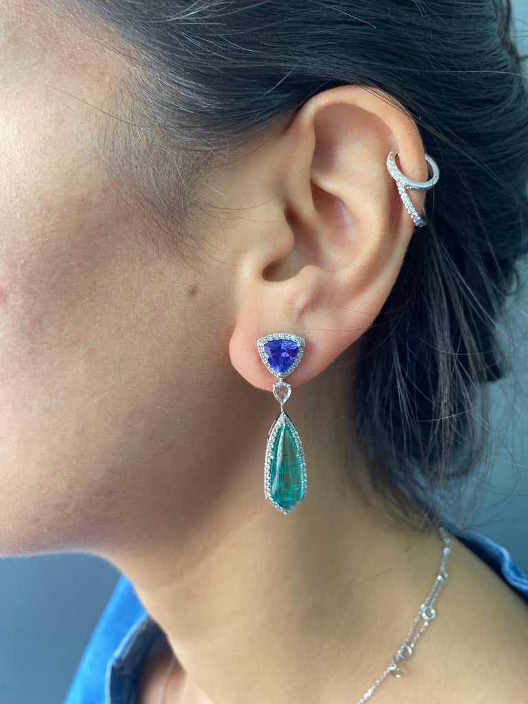 7.96 Carat Emerald, 2.04 Carat Tanzanite and Diamond Dangle Earrings In New Condition For Sale In Bangkok, Thailand