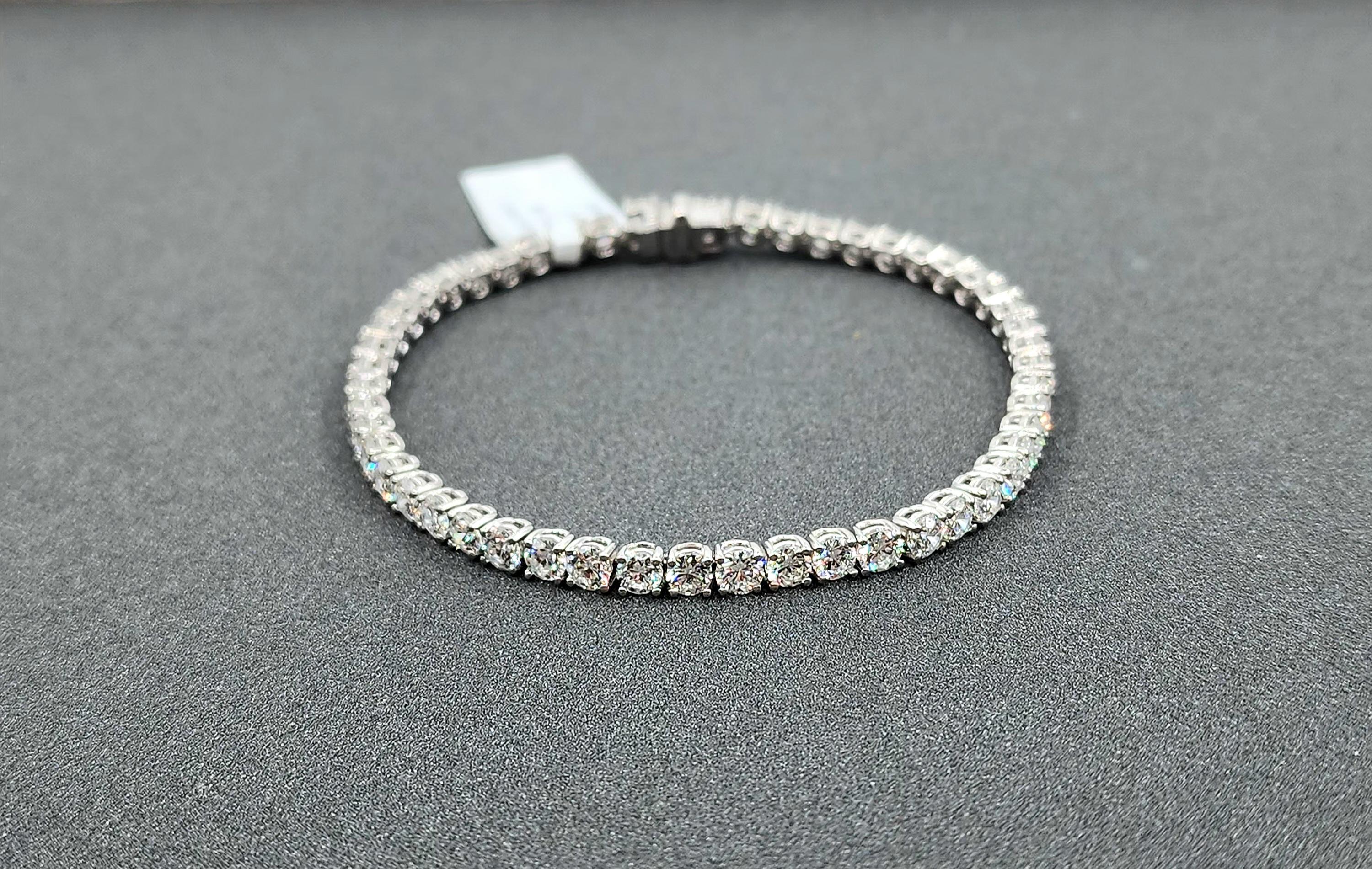 Ce magnifique bracelet de tennis en diamant comporte 52 diamants sertis en platine. Les diamants ont une couleur F/G et une pureté VS2/SI1. Il s'agit d'une pièce magnifique à ajouter à toute garde-robe.