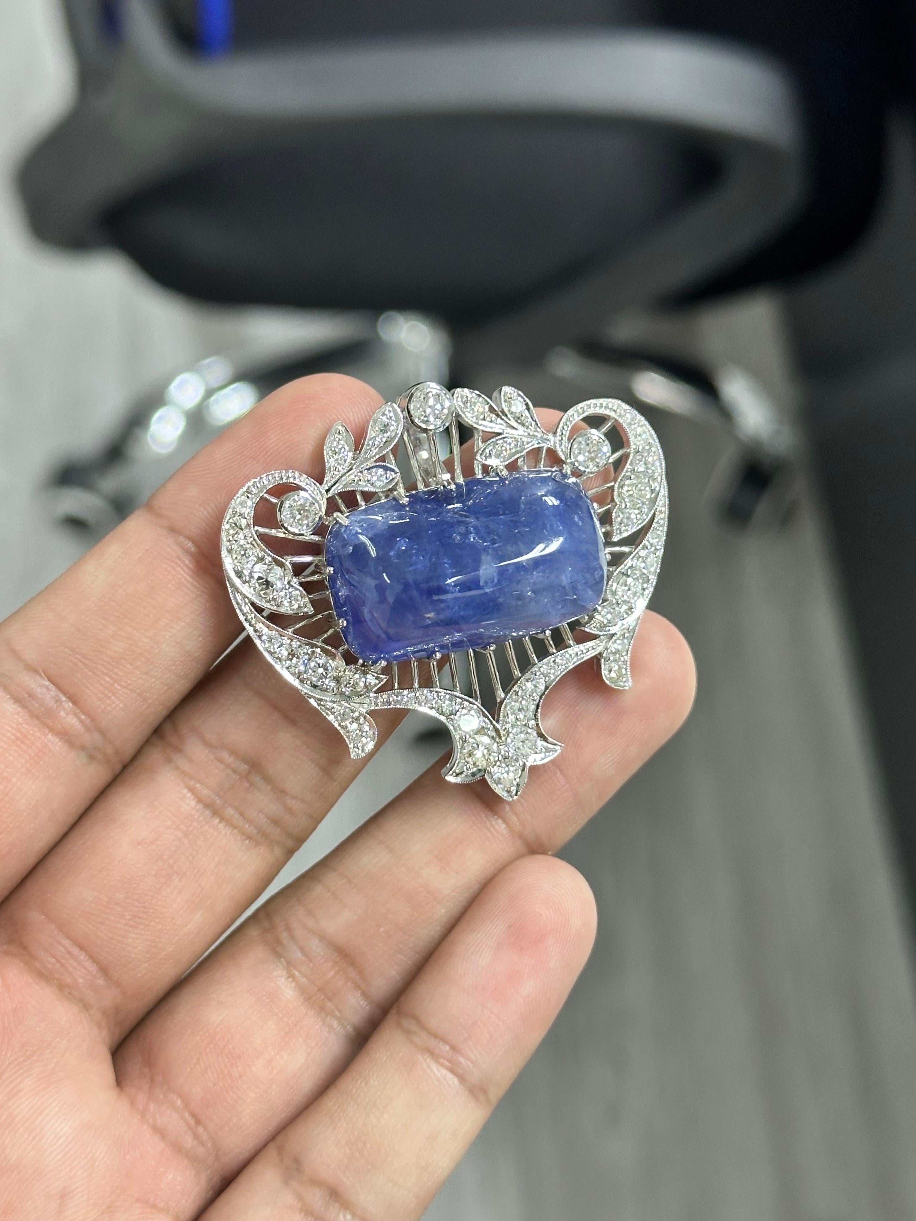 Grandiosa, rara e di squisita fattura, questa spilla con zaffiro e diamanti è un vero capolavoro di alta gioielleria.
Al centro si trova uno straordinario zaffiro da 79,63 carati, di colore N-H, che irradia profondità, ricchezza e fascino senza