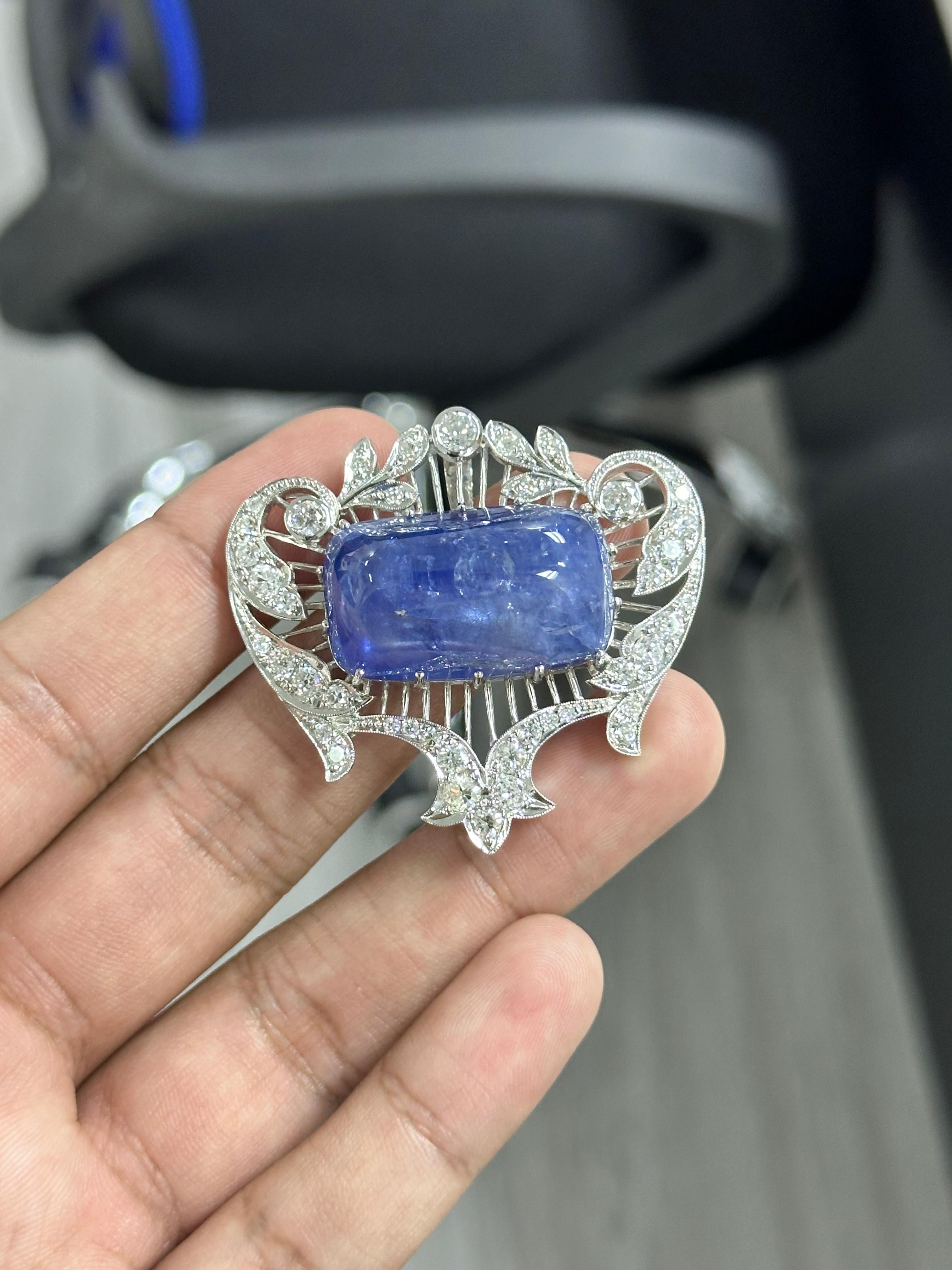 Art Déco Spilla con zaffiro da 79,63 carati (N-H) in oro bianco 18 carati (certificato GRS) in vendita