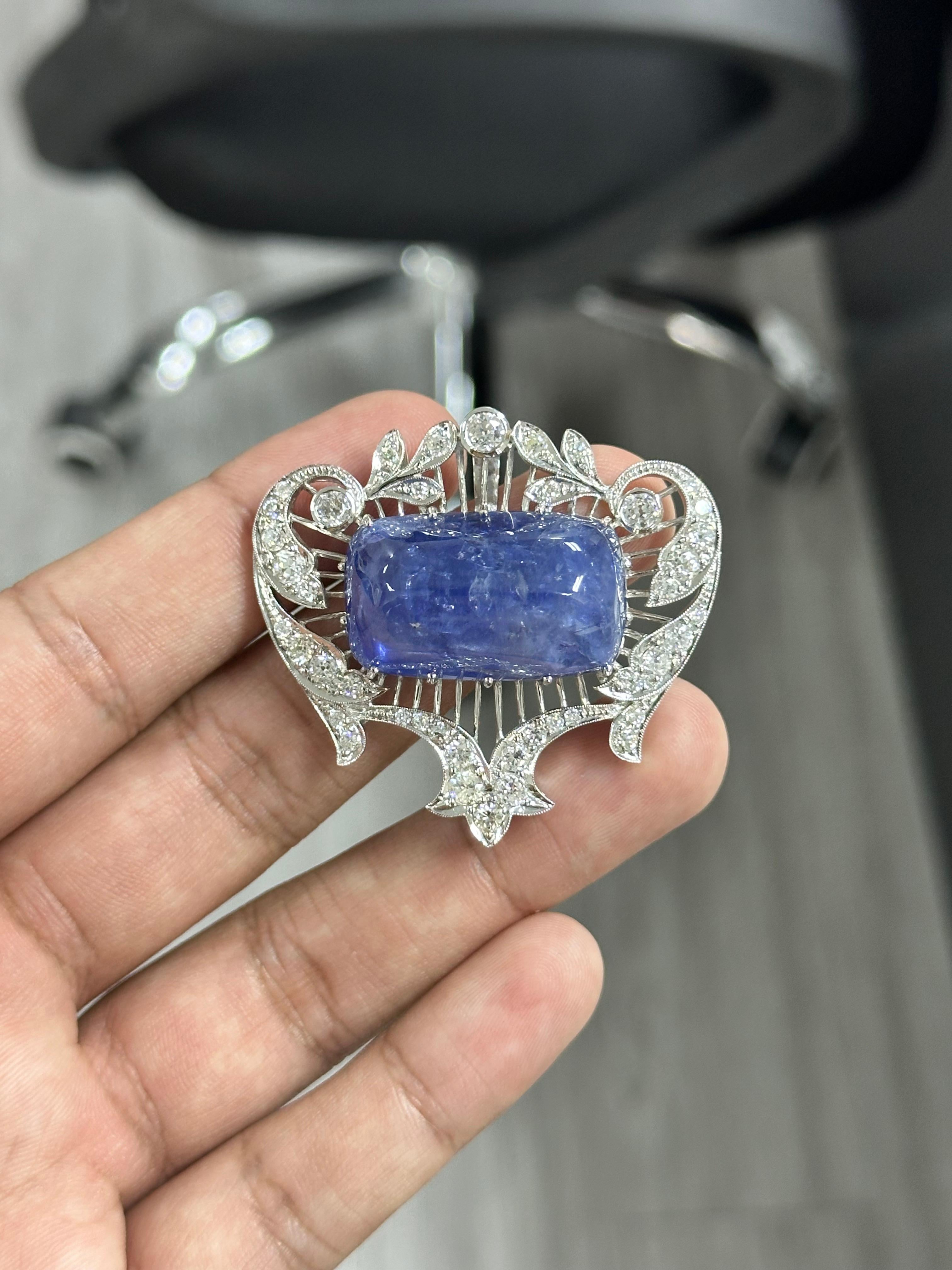 Pan di zucchero Spilla con zaffiro da 79,63 carati (N-H) in oro bianco 18 carati (certificato GRS) in vendita