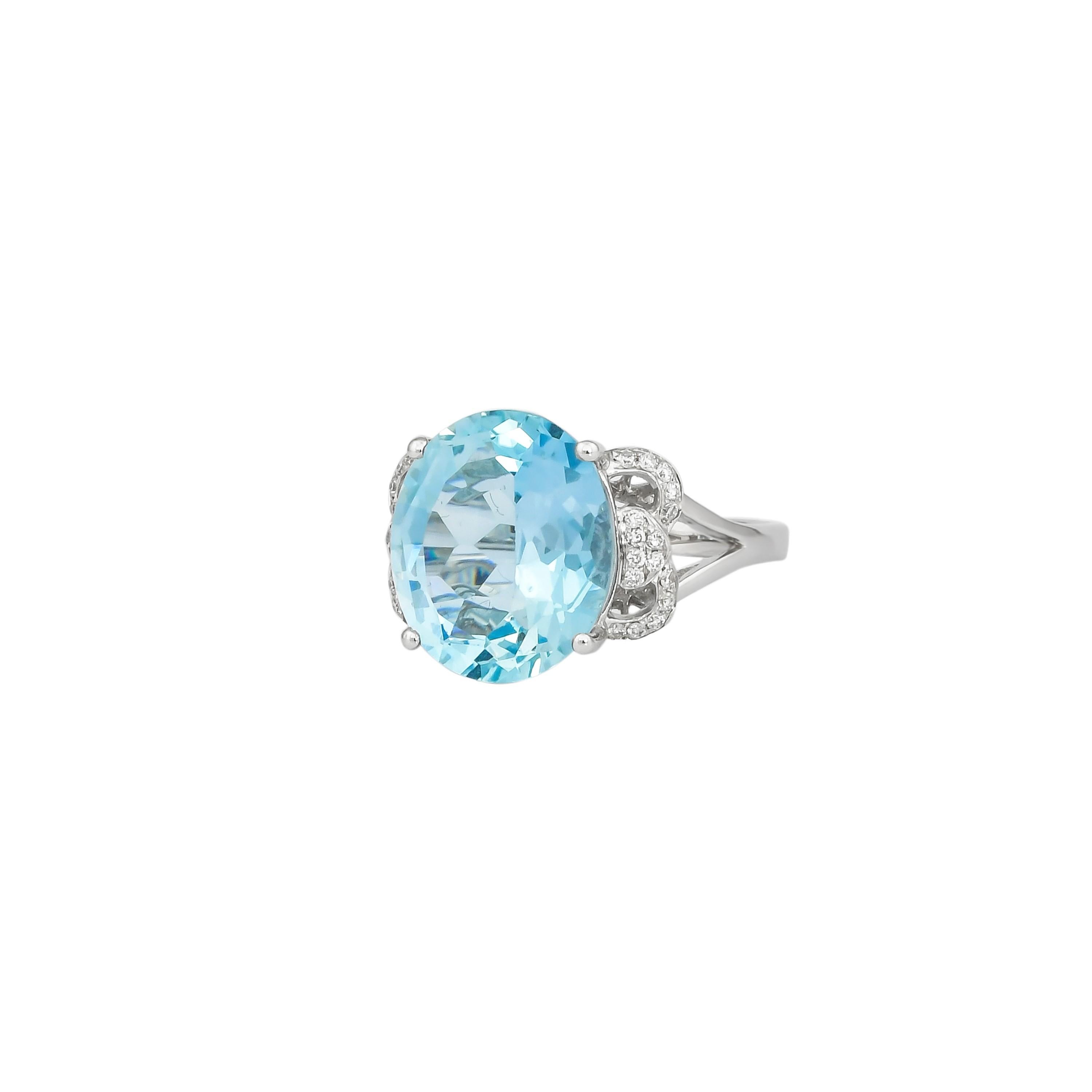 Taille ovale Sunita Nahata, bague aigue-marine de 7,97 carats et diamants en or blanc 18 carats en vente