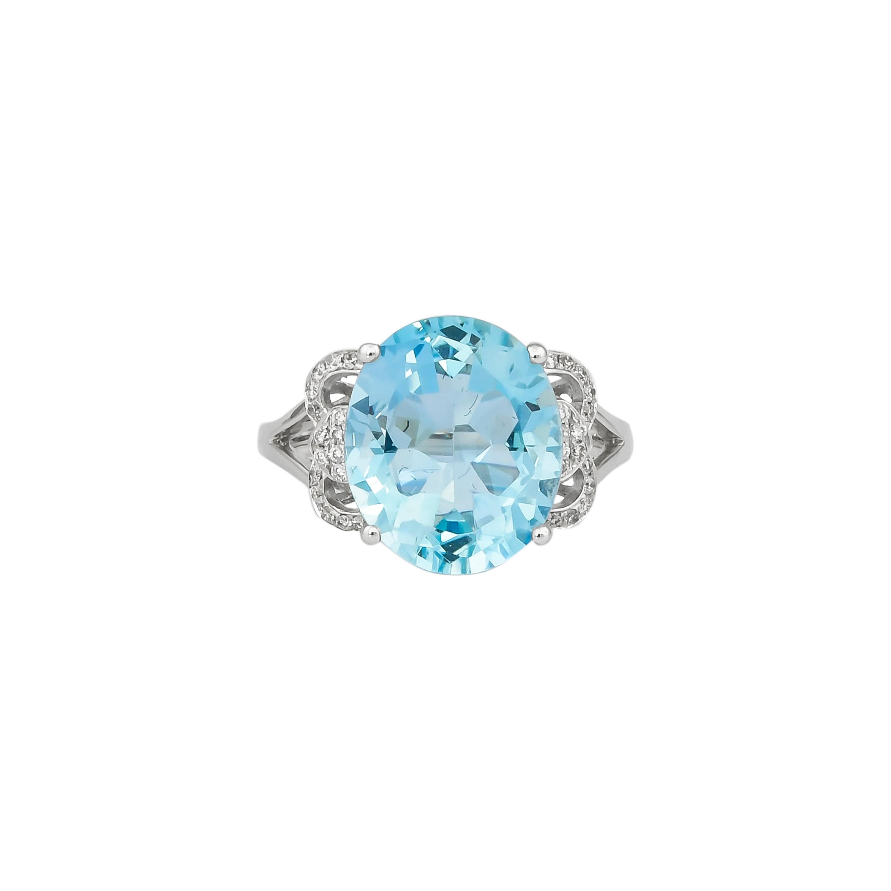 Oval Cut 7.97 Carat Aquamarine and Diamond Ring in 18 Karat White Gold For Sale