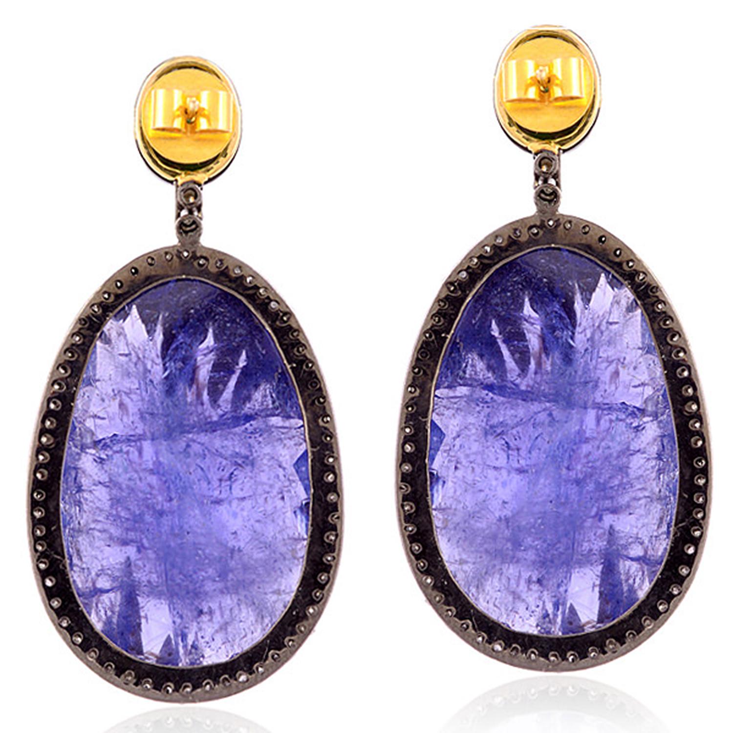 Taglio misto Orecchini pendenti con tanzanite 79,7ct, smeraldo e diamanti in oro bianco 18k in vendita